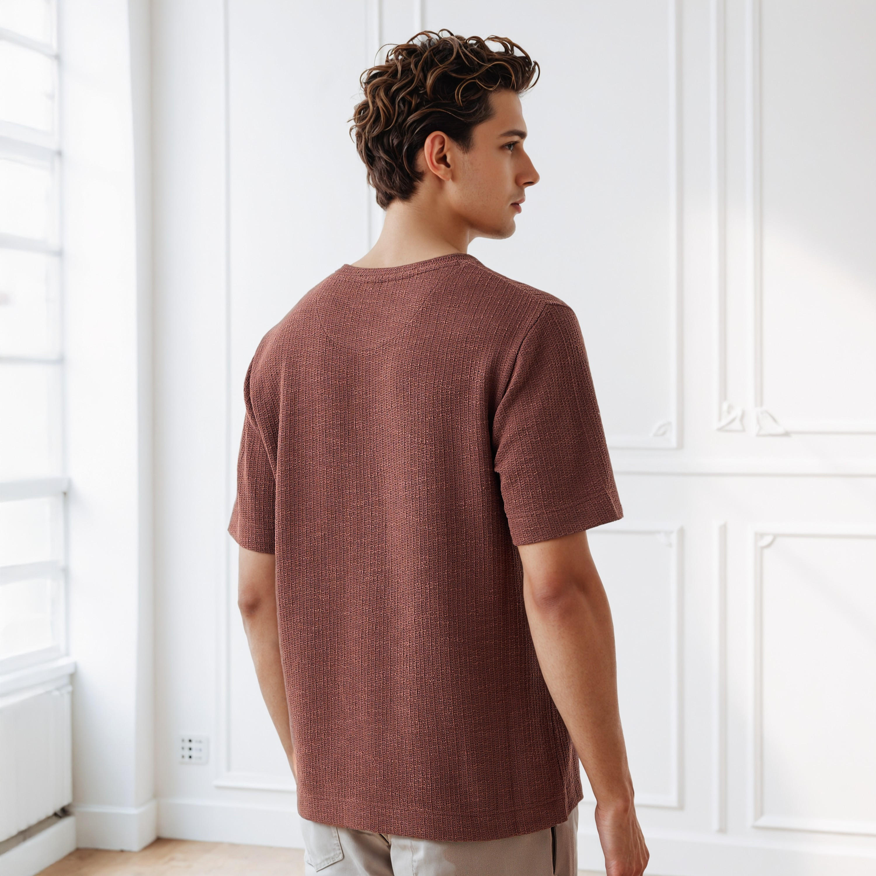 تيشيرت بارز الملمس بقصة عادية وياقة ضيقة وأكمام قصيرة للرجال من أيكونيك-men-clothing-tshirtsandpolos-tshirts-image-3