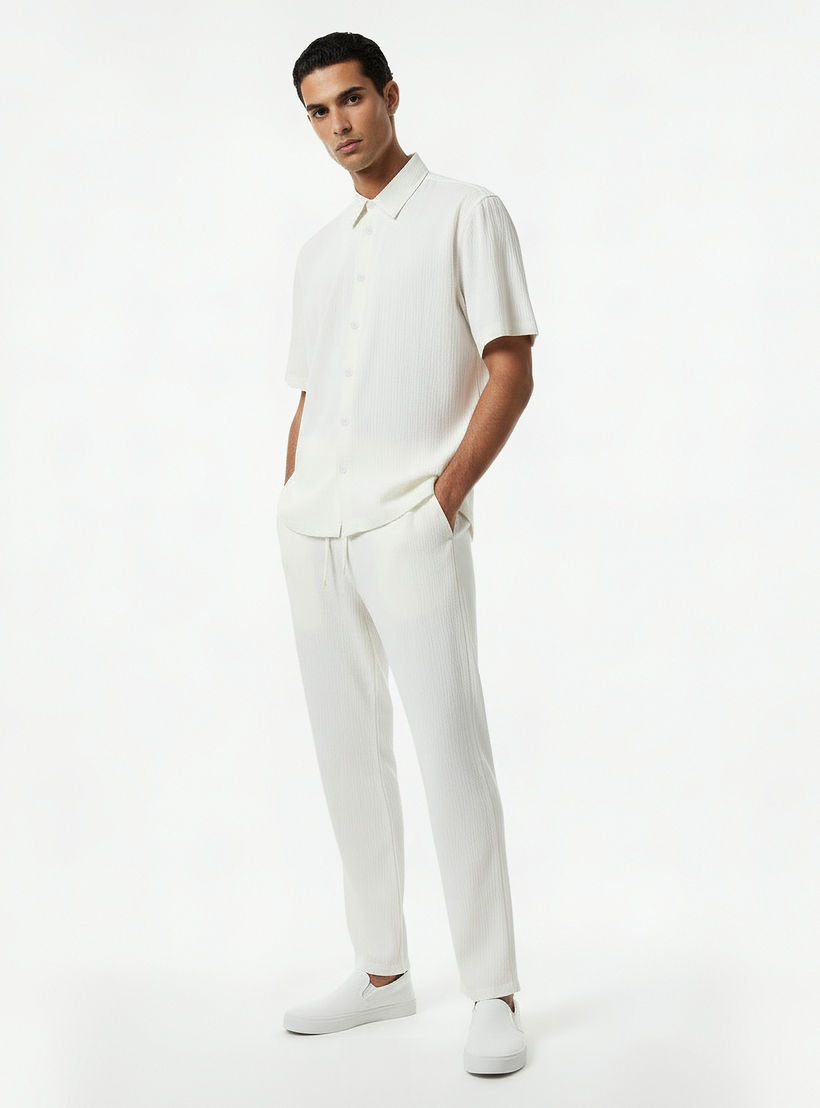 قميص مجعد بقصة عادية وأكمام قصيرة وياقة للرجال من آيكونيك-men-clothing-shirts-image-3
