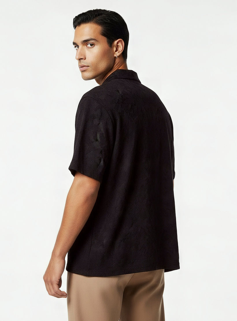 قميص بقصة عادية وياقة كامب وملمس بارز للرجال من آيكونيك-men-clothing-shirts-image-4