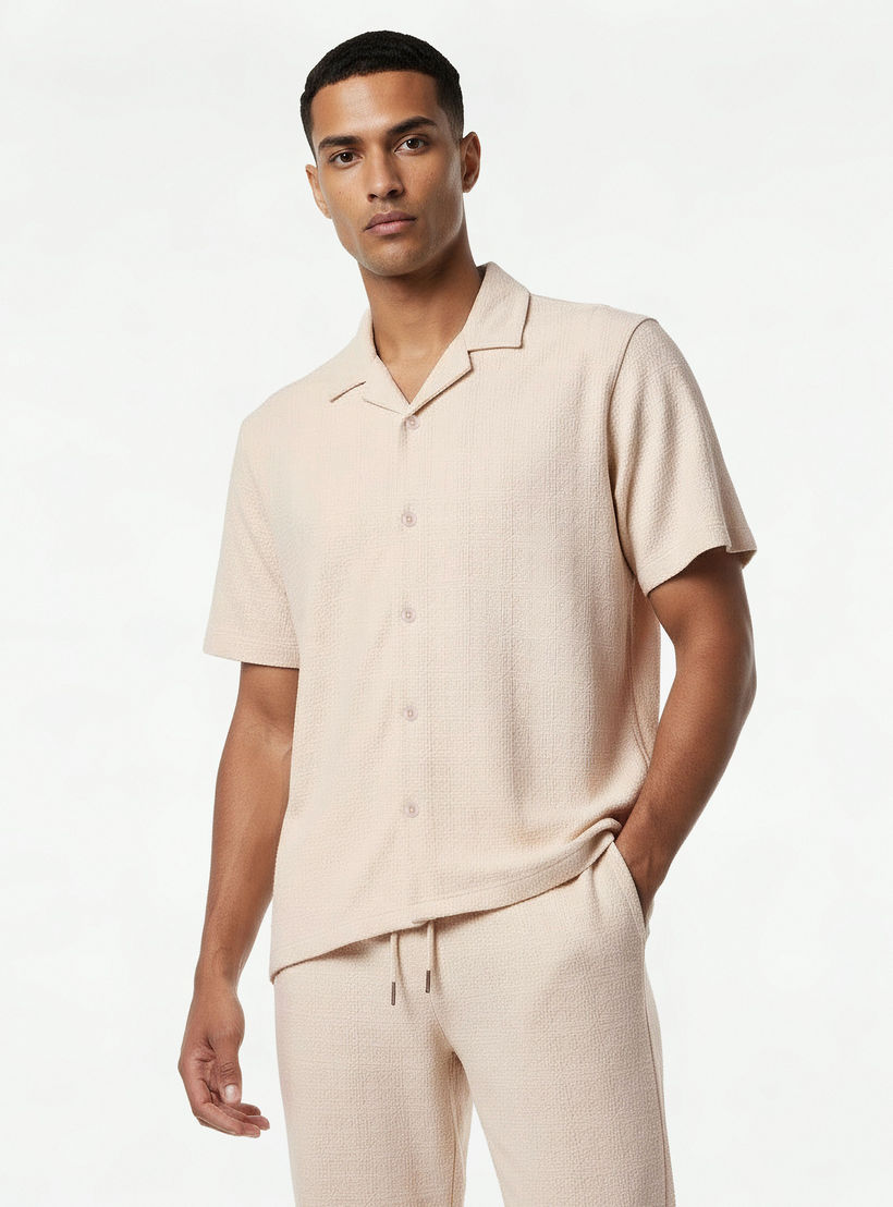 قميص بقصة عادية وياقة كامب وملمس بارز للرجال من آيكونيك-men-clothing-shirts-image-2