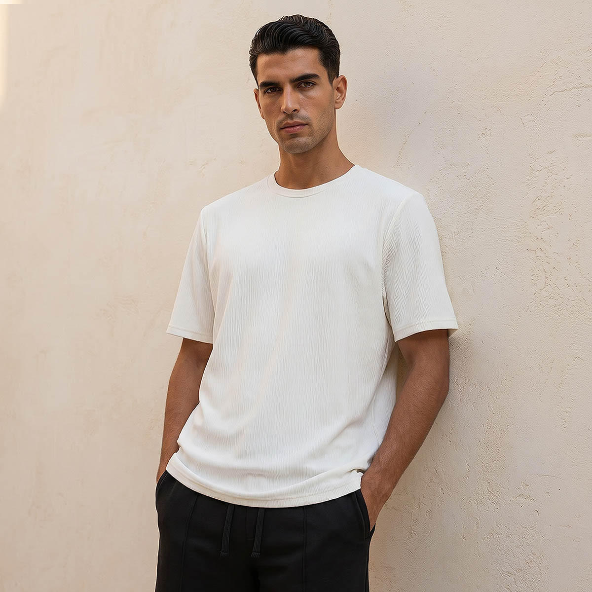 تيشيرت بارز الملمس بقصّة عادية وياقة ضيقة وأكمام قصيرة للرجال من آيكونيك-men-clothing-tshirtsandpolos-tshirts-image-1