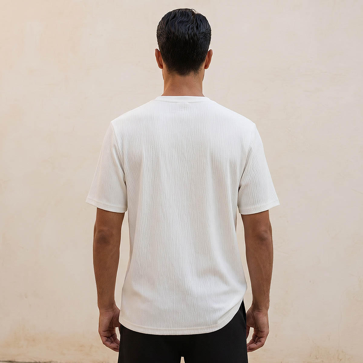 تيشيرت بارز الملمس بقصّة عادية وياقة ضيقة وأكمام قصيرة للرجال من آيكونيك-men-clothing-tshirtsandpolos-tshirts-image-4