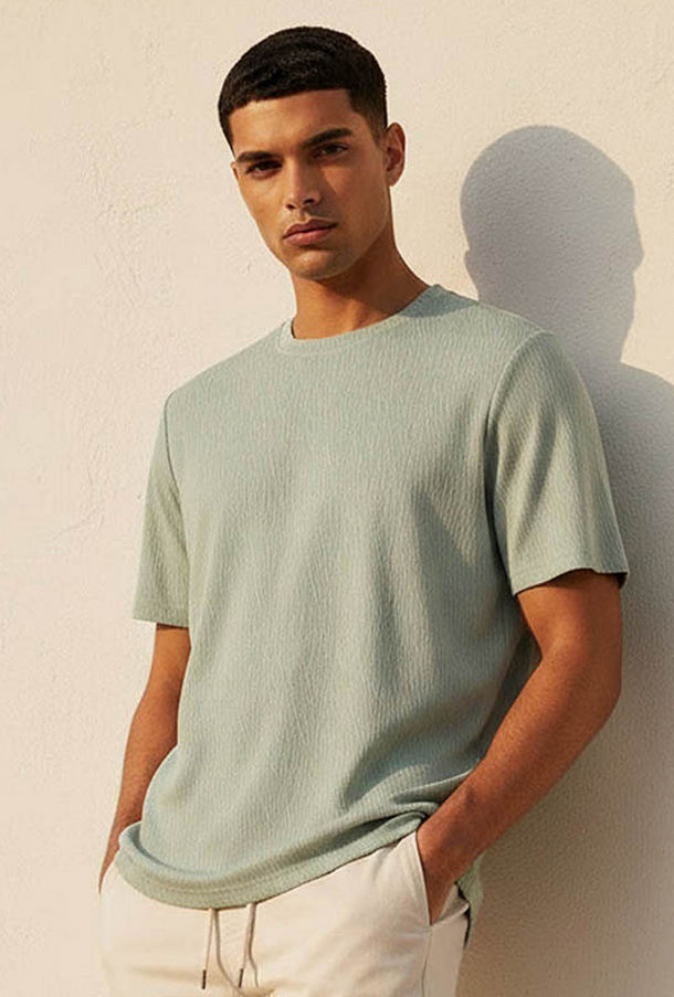 تيشيرت بارز الملمس بقصّة عادية وياقة ضيقة وأكمام قصيرة للرجال من آيكونيك-men-clothing-tshirtsandpolos-tshirts-image-1