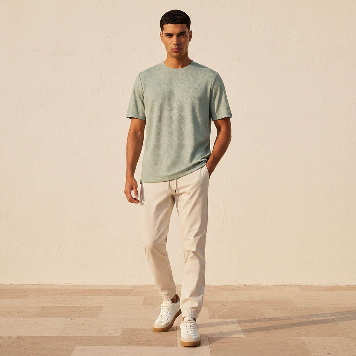 تيشيرت بارز الملمس بقصّة عادية وياقة ضيقة وأكمام قصيرة للرجال من آيكونيك-men-clothing-tshirtsandpolos-tshirts-image-3
