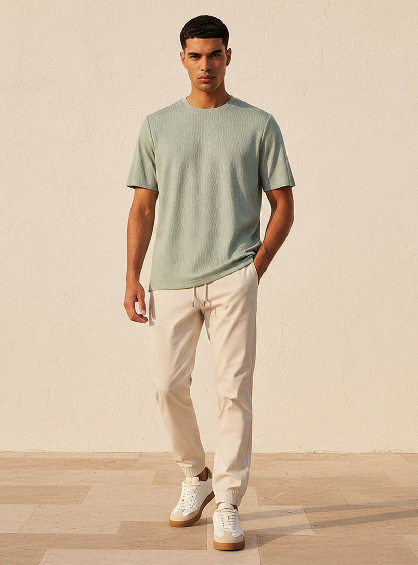 تيشيرت بارز الملمس بقصّة عادية وياقة ضيقة وأكمام قصيرة للرجال من آيكونيك-men-clothing-tshirtsandpolos-tshirts-image-3