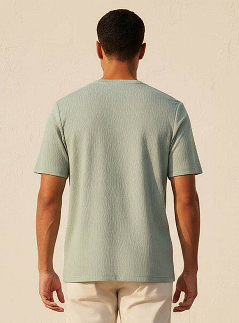 تيشيرت بارز الملمس بقصّة عادية وياقة ضيقة وأكمام قصيرة للرجال من آيكونيك-men-clothing-tshirtsandpolos-tshirts-image-4