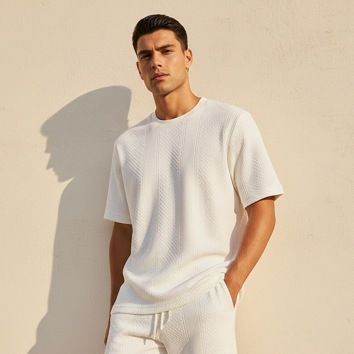 تيشيرت بارز الملمس بقصّة عادية وياقة ضيقة وأكمام قصيرة للرجال من آيكونيك-men-clothing-tshirtsandpolos-tshirts-image-1