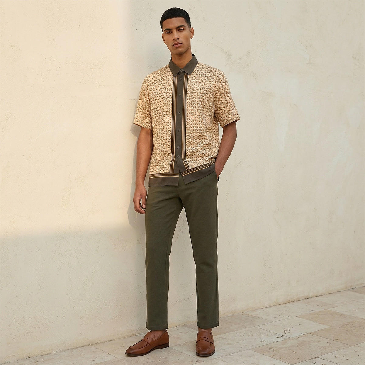 قميص بقصة عادية وياقة عادية وأكمام قصيرة وطبعات من سبلاش آيكونيك-men-clothing-shirts-image-3