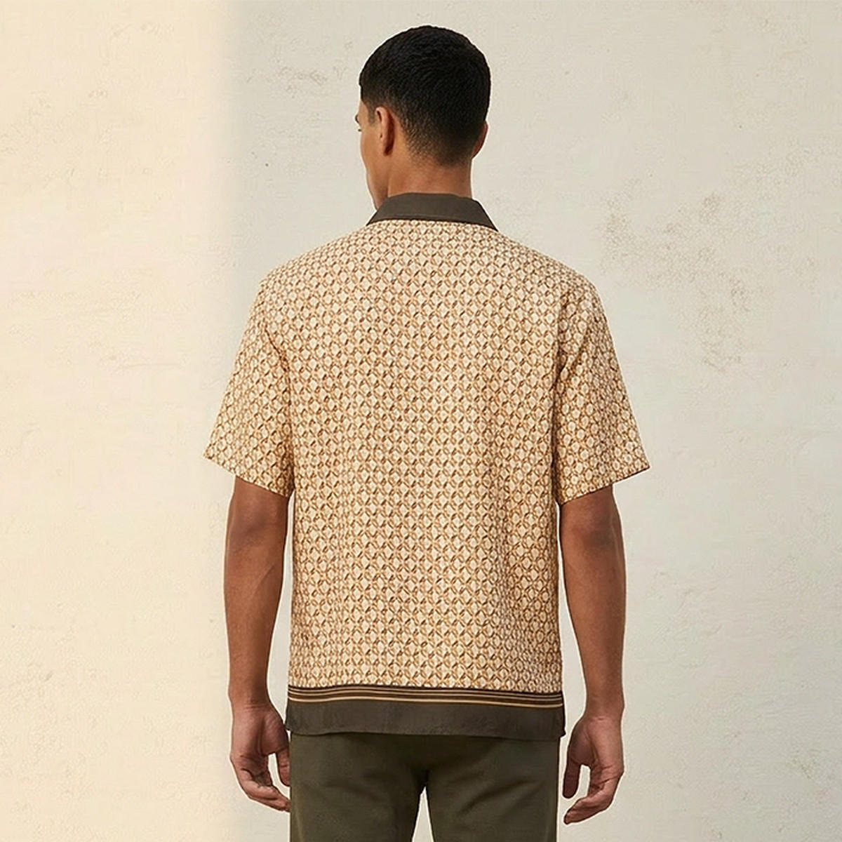 قميص بقصة عادية وياقة عادية وأكمام قصيرة وطبعات من سبلاش آيكونيك-men-clothing-shirts-image-4