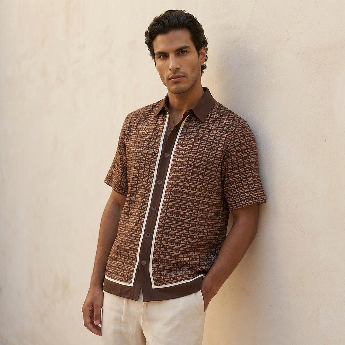 قميص بقصة عادية وياقة عادية وأكمام قصيرة وطبعات من سبلاش آيكونيك-men-clothing-shirts-image-5