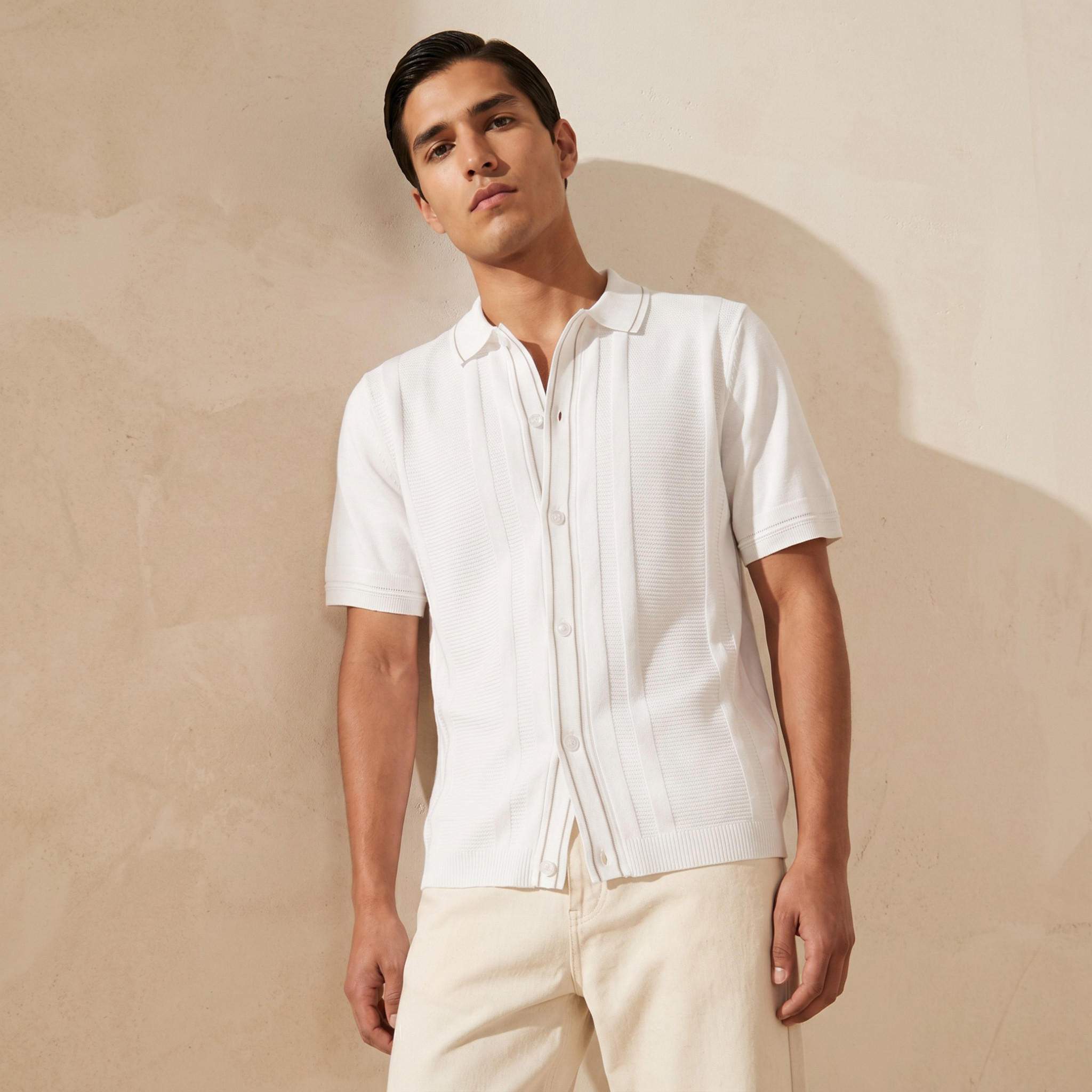 قميص بارز الملمس بقصة وياقة عادية وأكمام قصيرة من أيكونيك-men-clothing-shirts-image-1