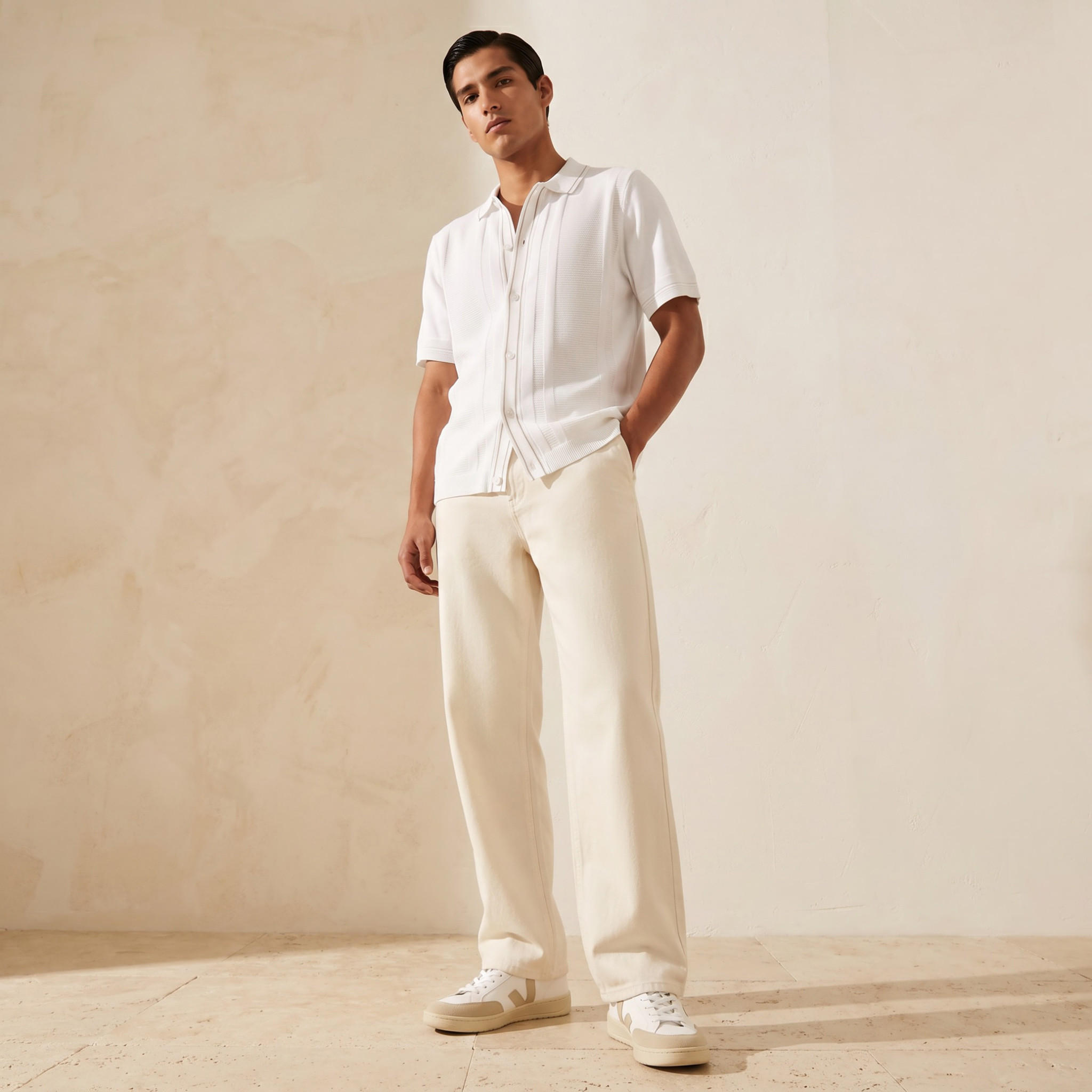 قميص بارز الملمس بقصة وياقة عادية وأكمام قصيرة من أيكونيك-men-clothing-shirts-image-3