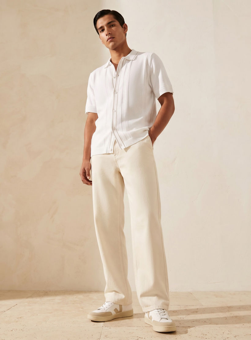 قميص بارز الملمس بقصة وياقة عادية وأكمام قصيرة من أيكونيك-men-clothing-shirts-image-3