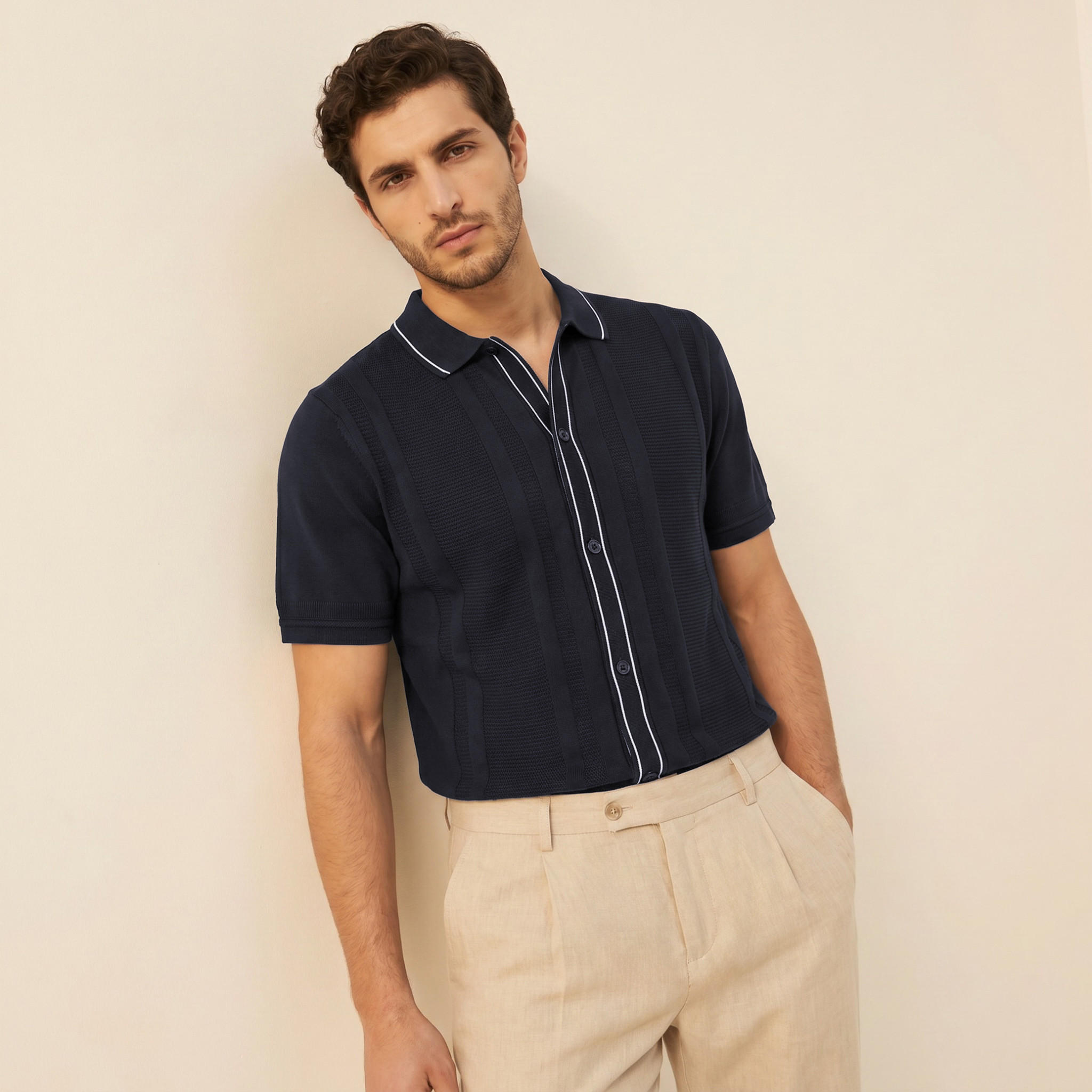 قميص بارز الملمس بقصة وياقة عادية وأكمام قصيرة من أيكونيك-men-clothing-shirts-image-1