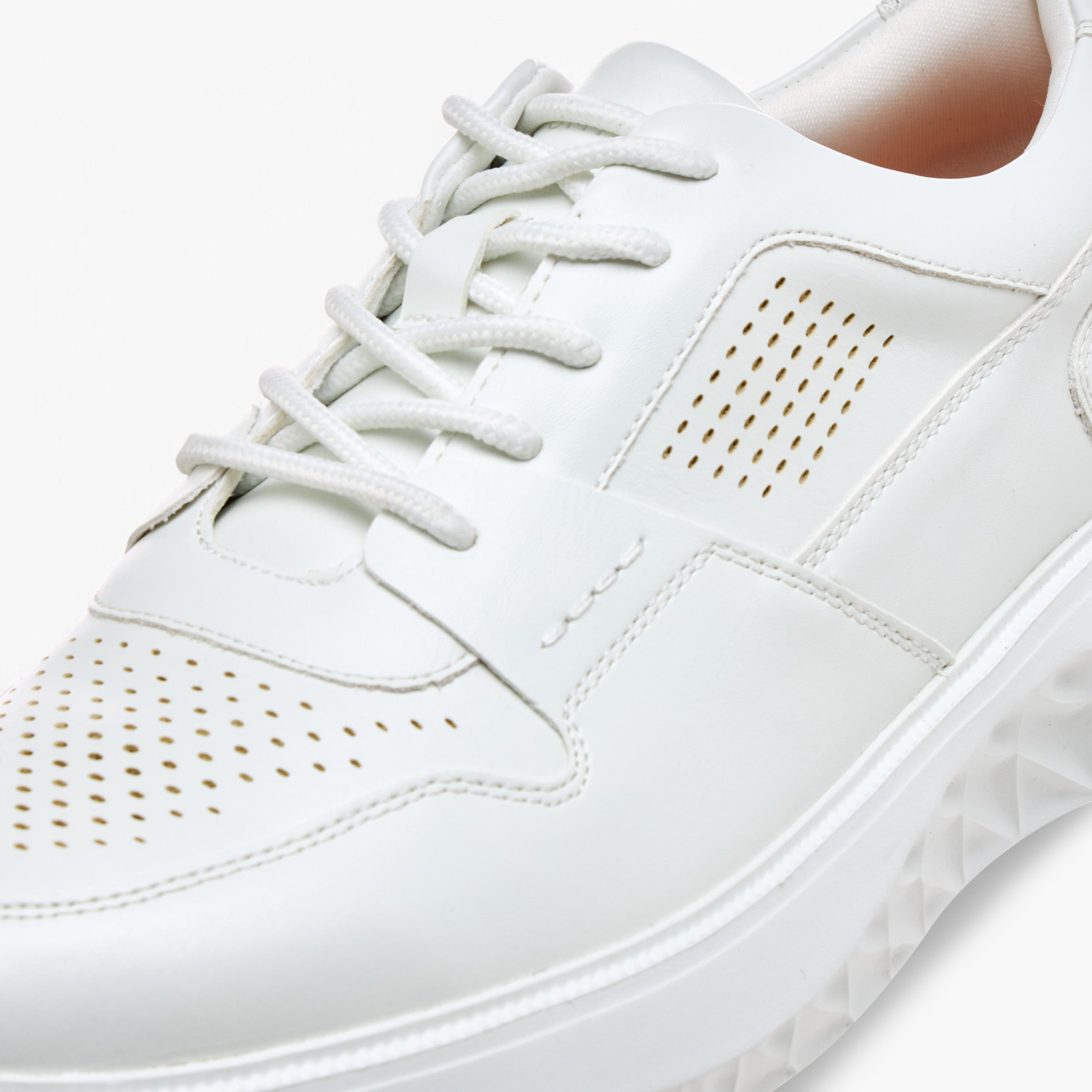 حذاء سنيكرز مريح مثقب برباط إغلاق من لو كونفورت-men-shoes-sneakers-image-4