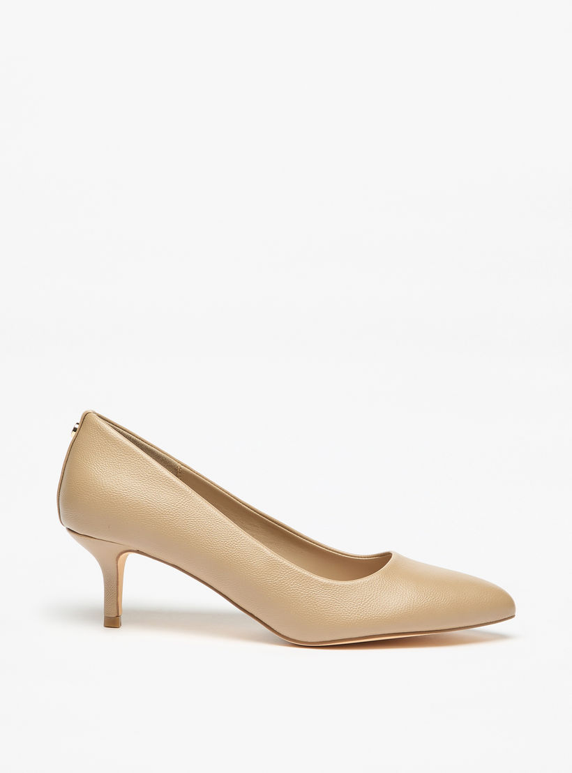 حذاء كلاسيكي سهل الارتداء بارز الملمس بكعب صغير من فلورا بيلا-women-shoes-heels-image-3