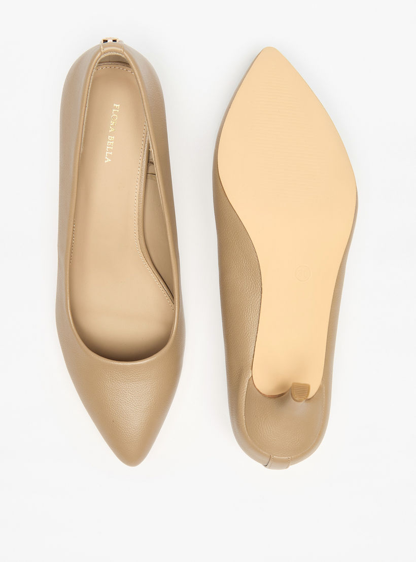 حذاء كلاسيكي سهل الارتداء بارز الملمس بكعب صغير من فلورا بيلا-women-shoes-heels-image-4
