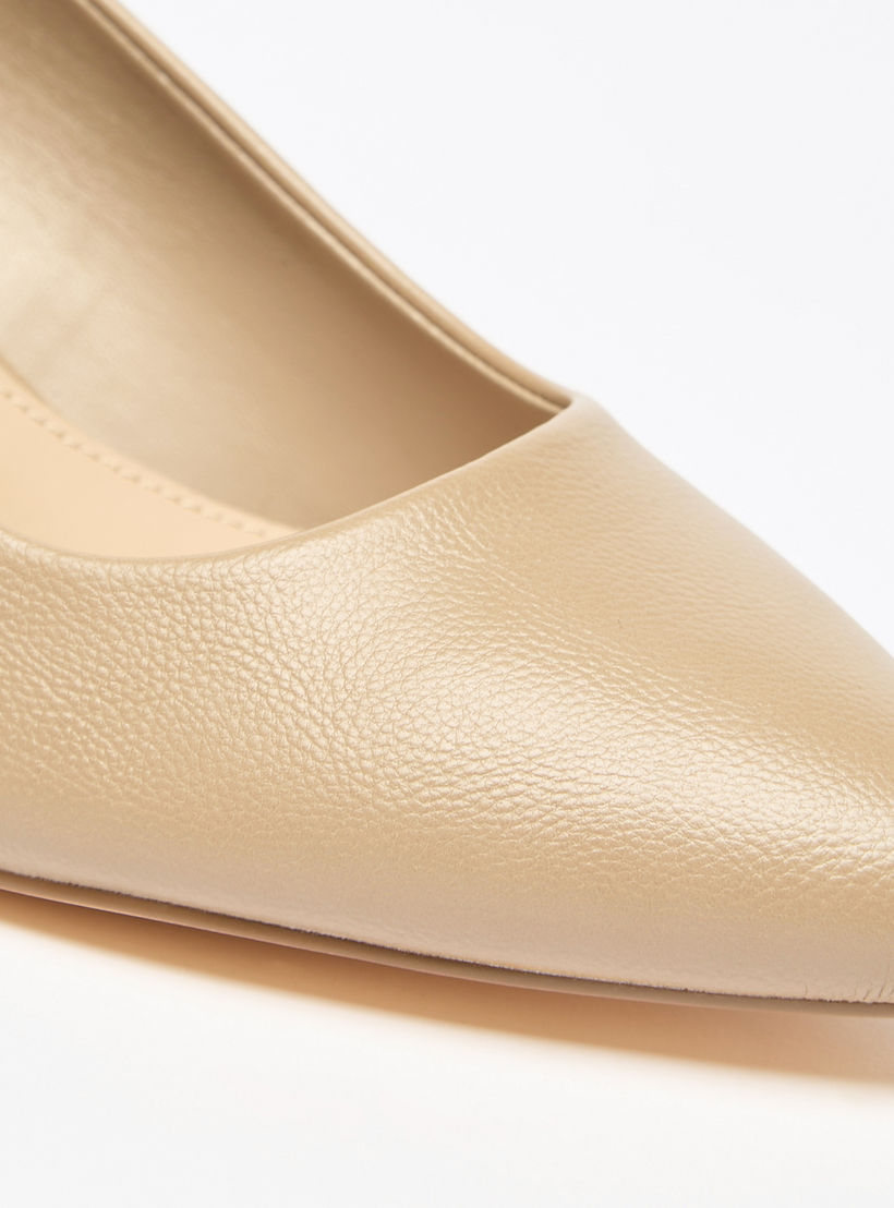 حذاء كلاسيكي سهل الارتداء بارز الملمس بكعب صغير من فلورا بيلا-women-shoes-heels-image-5