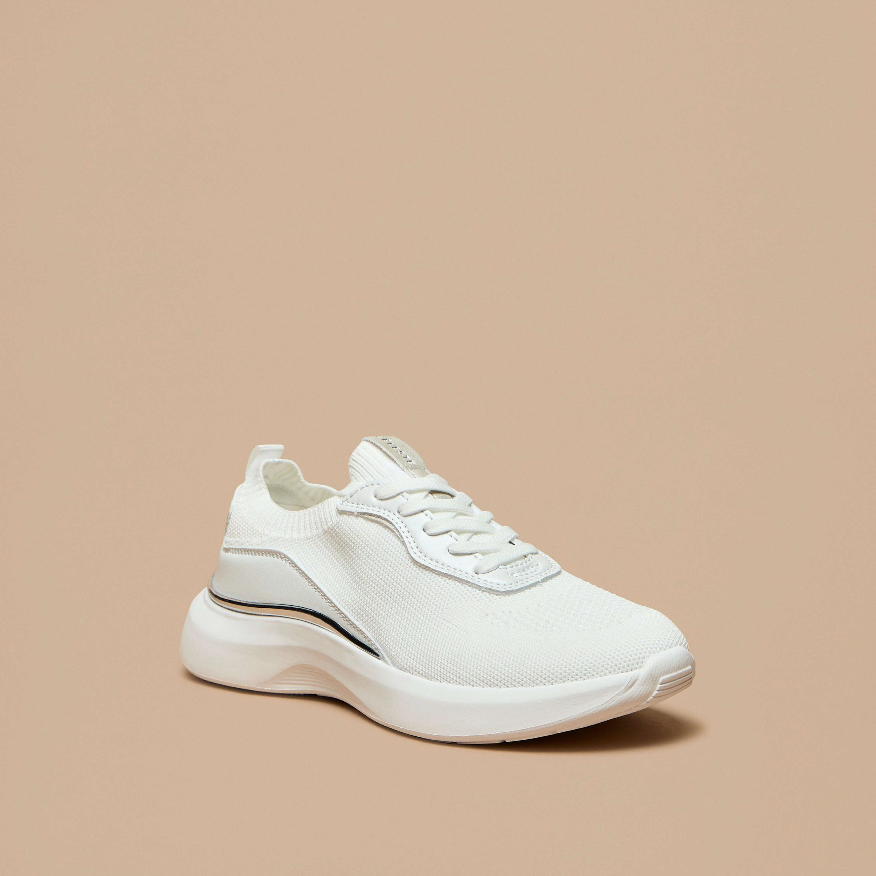 حذاء سنيكرز منخفض الكاحل بألواح ورباط إغلاق للنساء من سيليست-women-shoes-sneakers-image-1