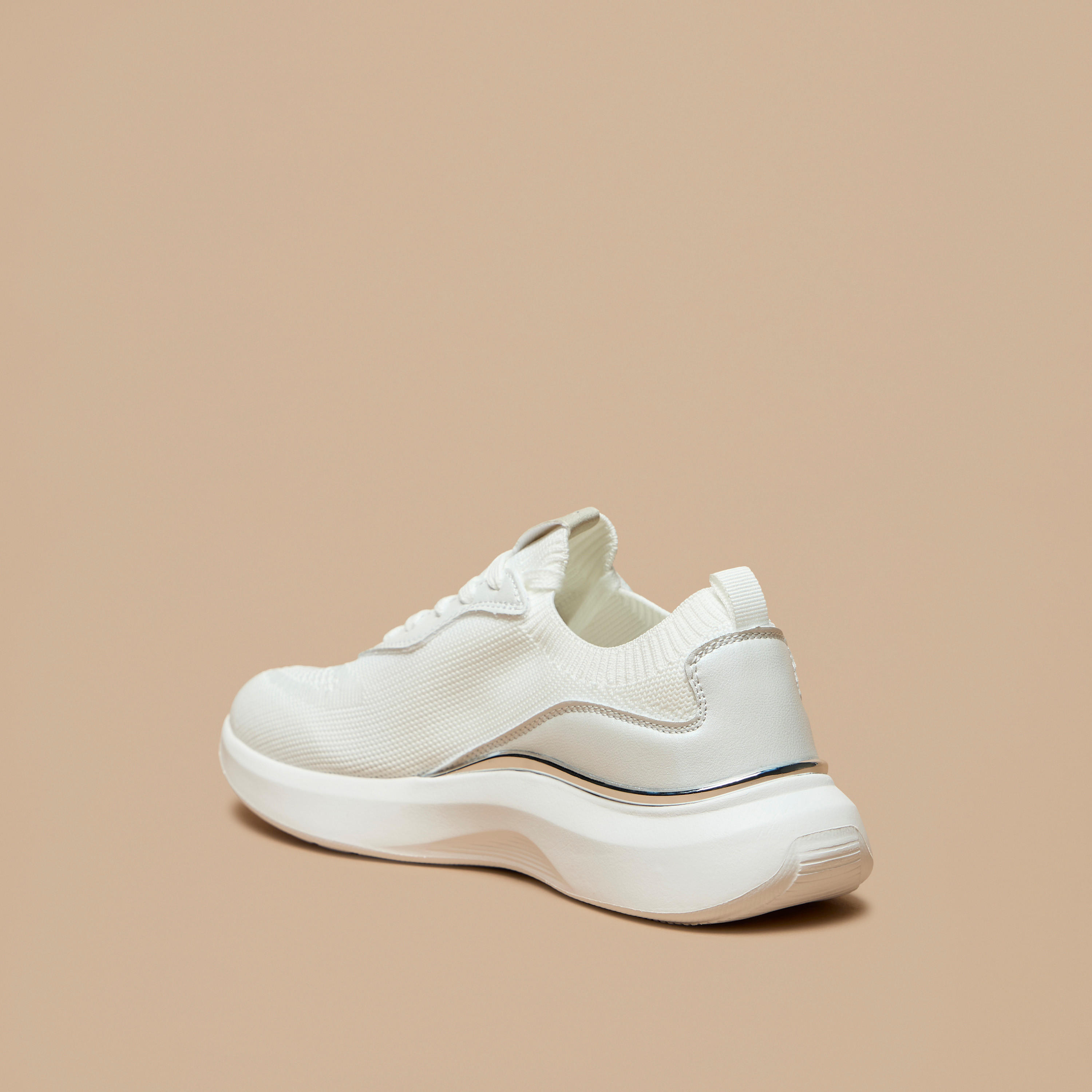 حذاء سنيكرز منخفض الكاحل بألواح ورباط إغلاق للنساء من سيليست-women-shoes-sneakers-image-2