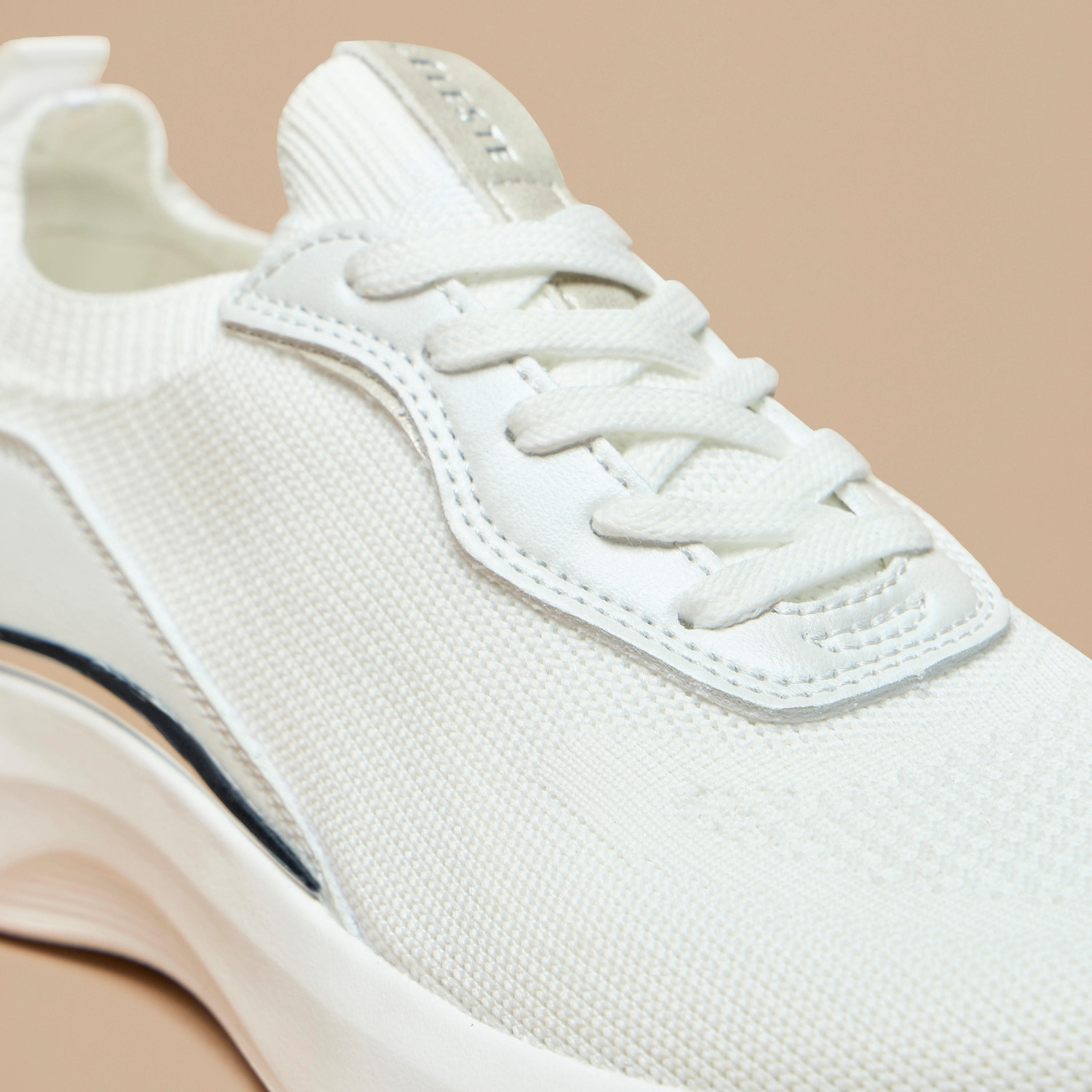 حذاء سنيكرز منخفض الكاحل بألواح ورباط إغلاق للنساء من سيليست-women-shoes-sneakers-image-5