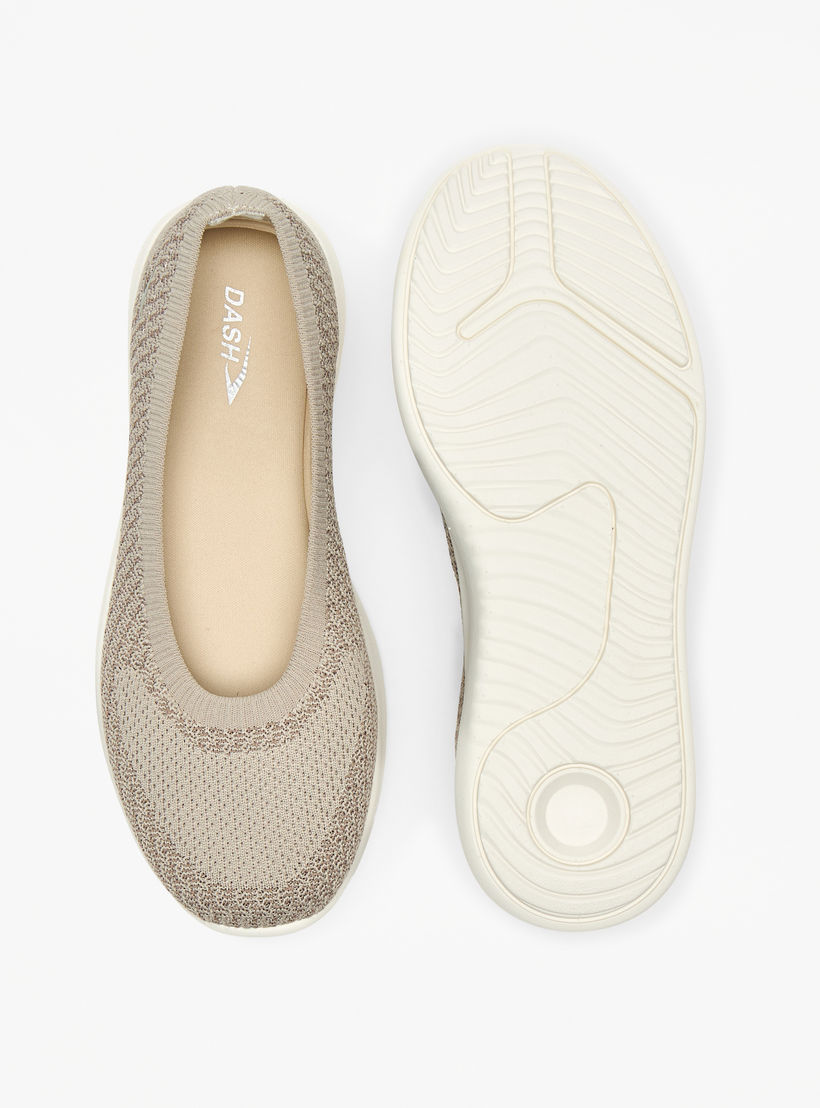 حذاء رياضي بارز الملمس وسهل الارتداء من داش-women-shoes-sneakers-image-4
