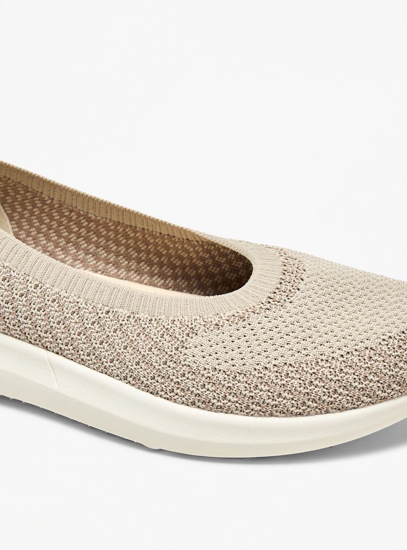 حذاء رياضي بارز الملمس وسهل الارتداء من داش-women-shoes-sneakers-image-5