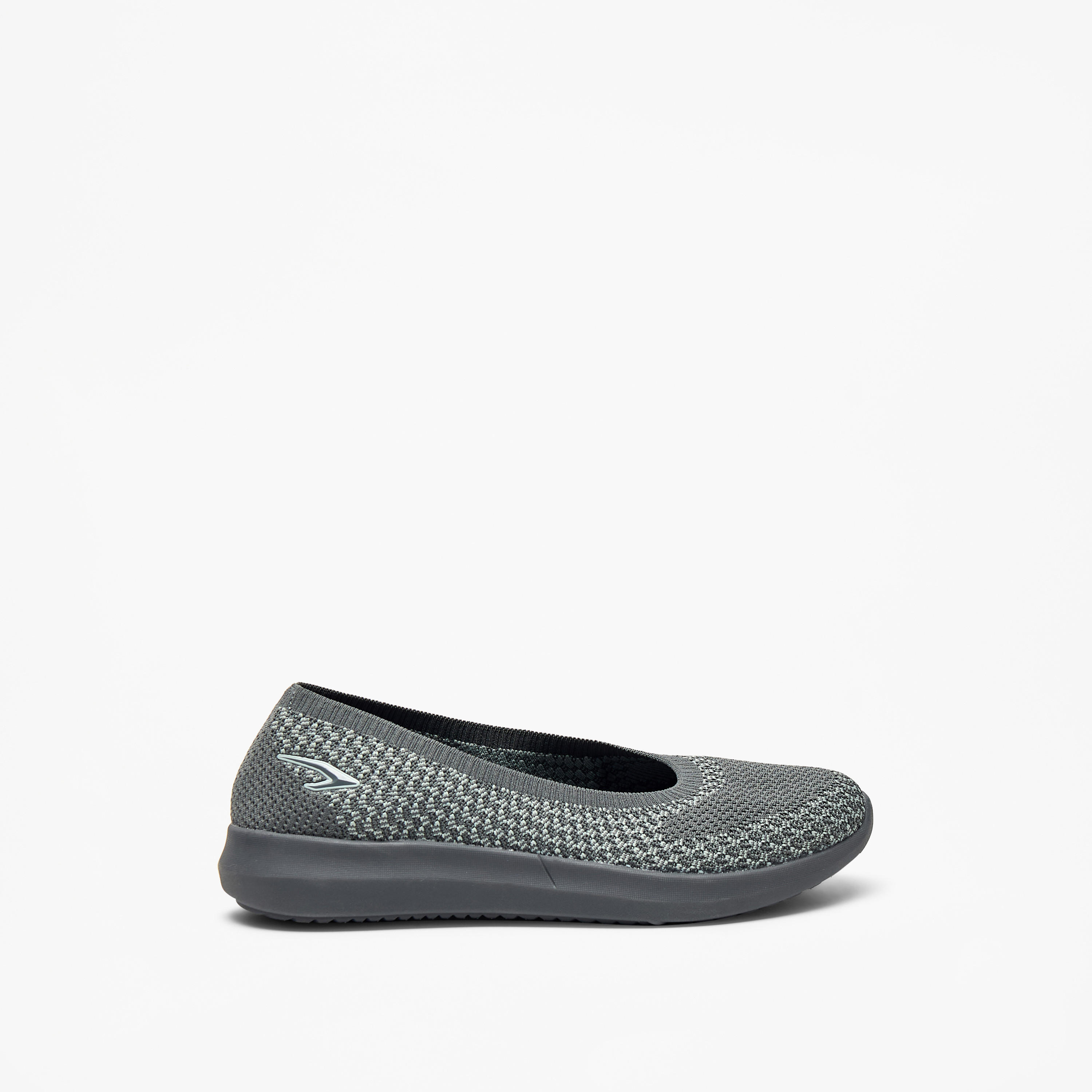 حذاء رياضي بارز الملمس وسهل الارتداء من داش-women-shoes-sneakers-image-3