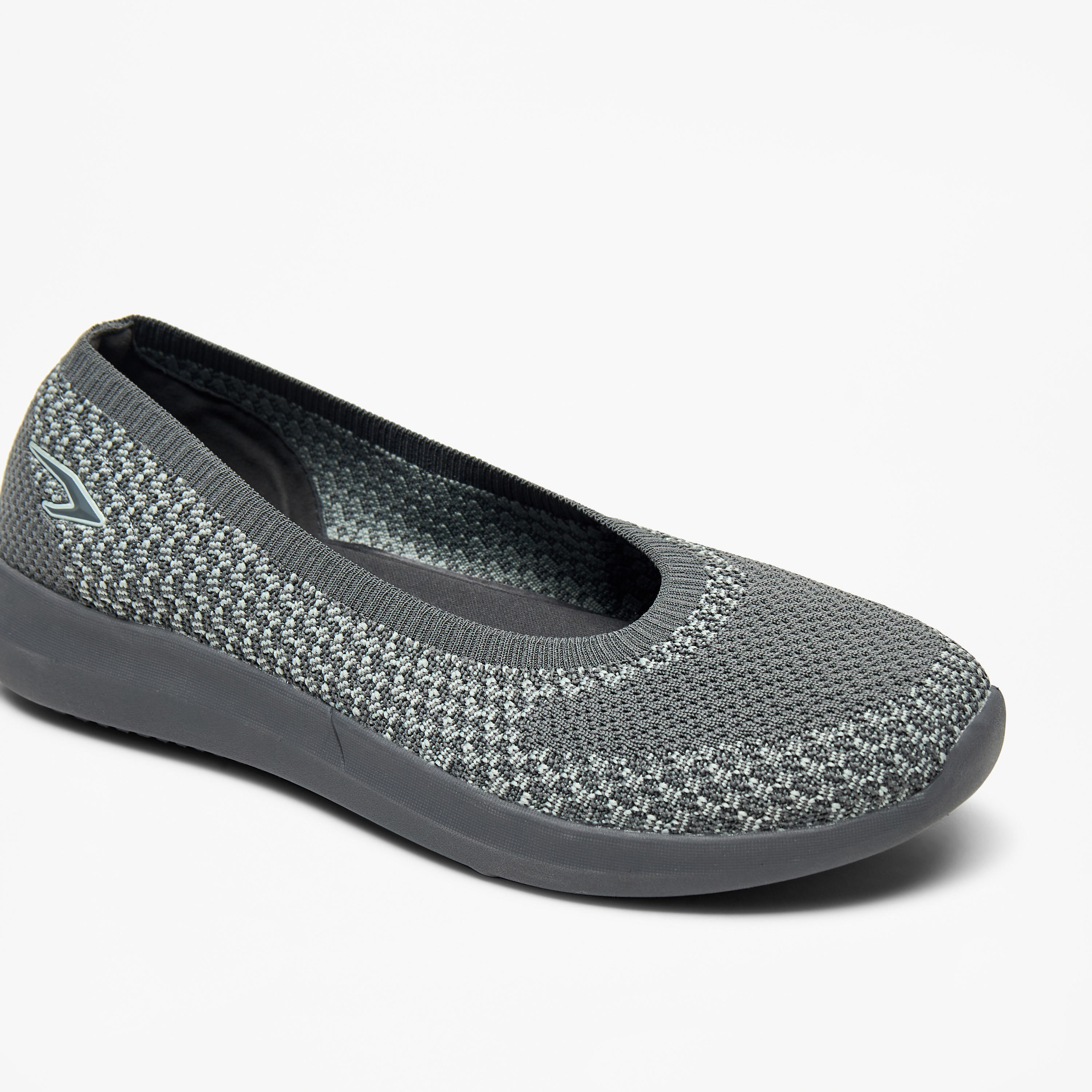 حذاء رياضي بارز الملمس وسهل الارتداء من داش-women-shoes-sneakers-image-5