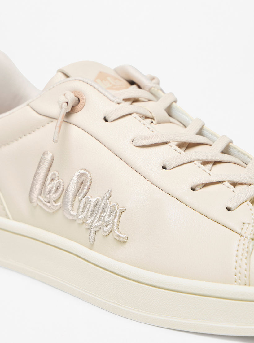 حذاء سنيكرز بكاحل منخفض وتطريز ورباط إغلاق للنساء من لي كوبر-women-shoes-sneakers-image-5