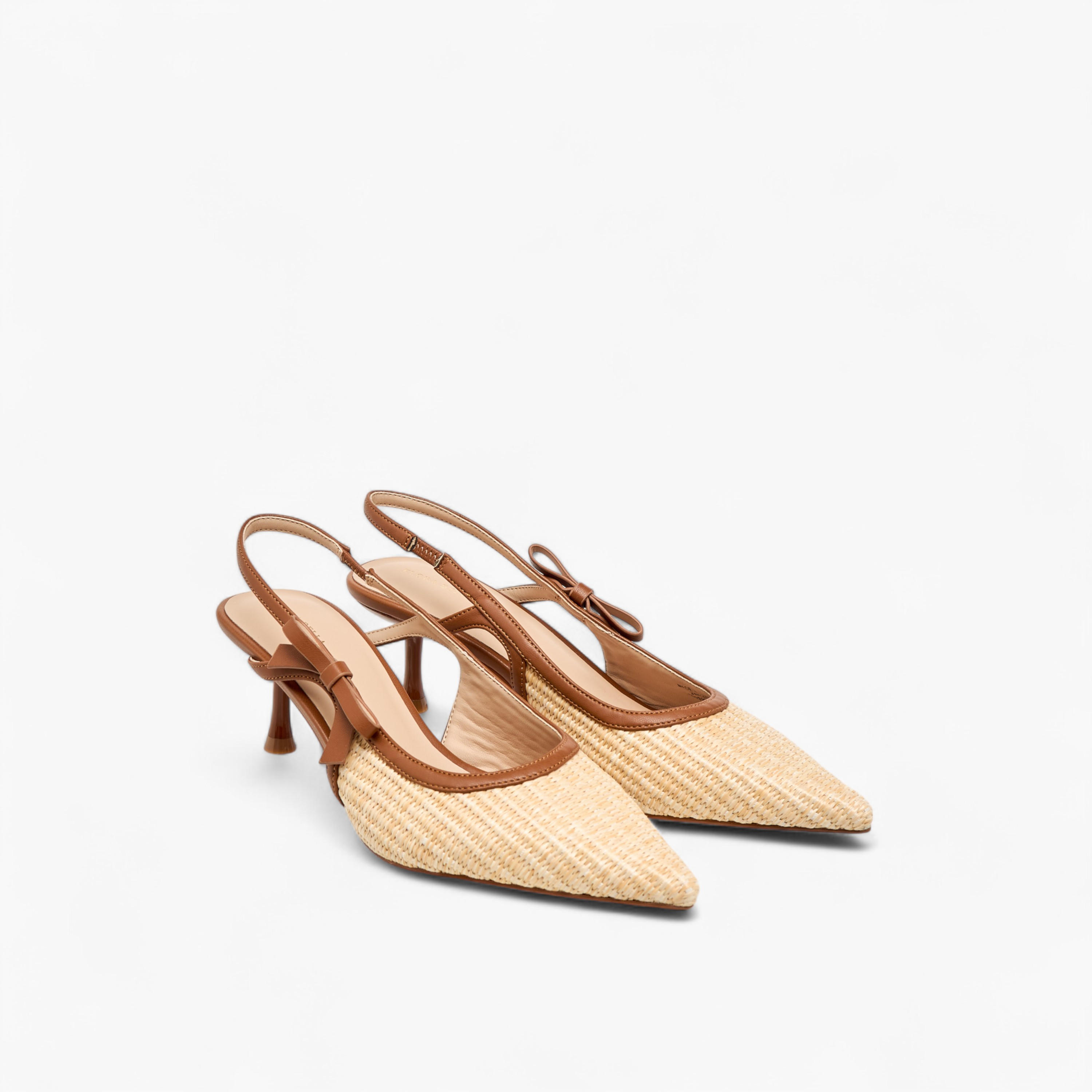 حذاء بارز الملمس بمقدمة مدببة وكعب وحزام خلفي من فلورا بيلا-women-shoes-heels-image-1