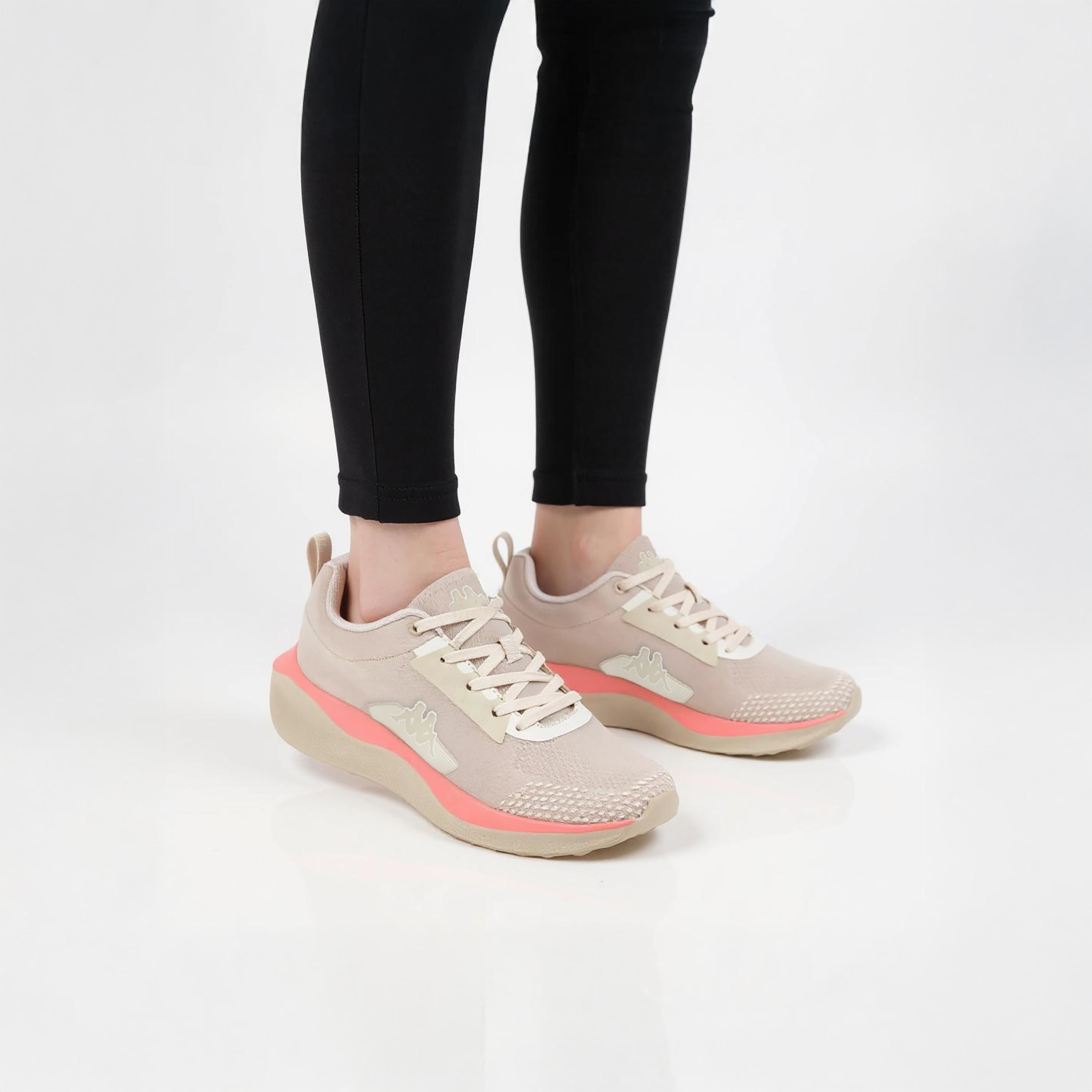 حذاء رياضي بتفاصيل شعار ورباط إغلاق للنساء من كابا-women-shoes-sports-image-3
