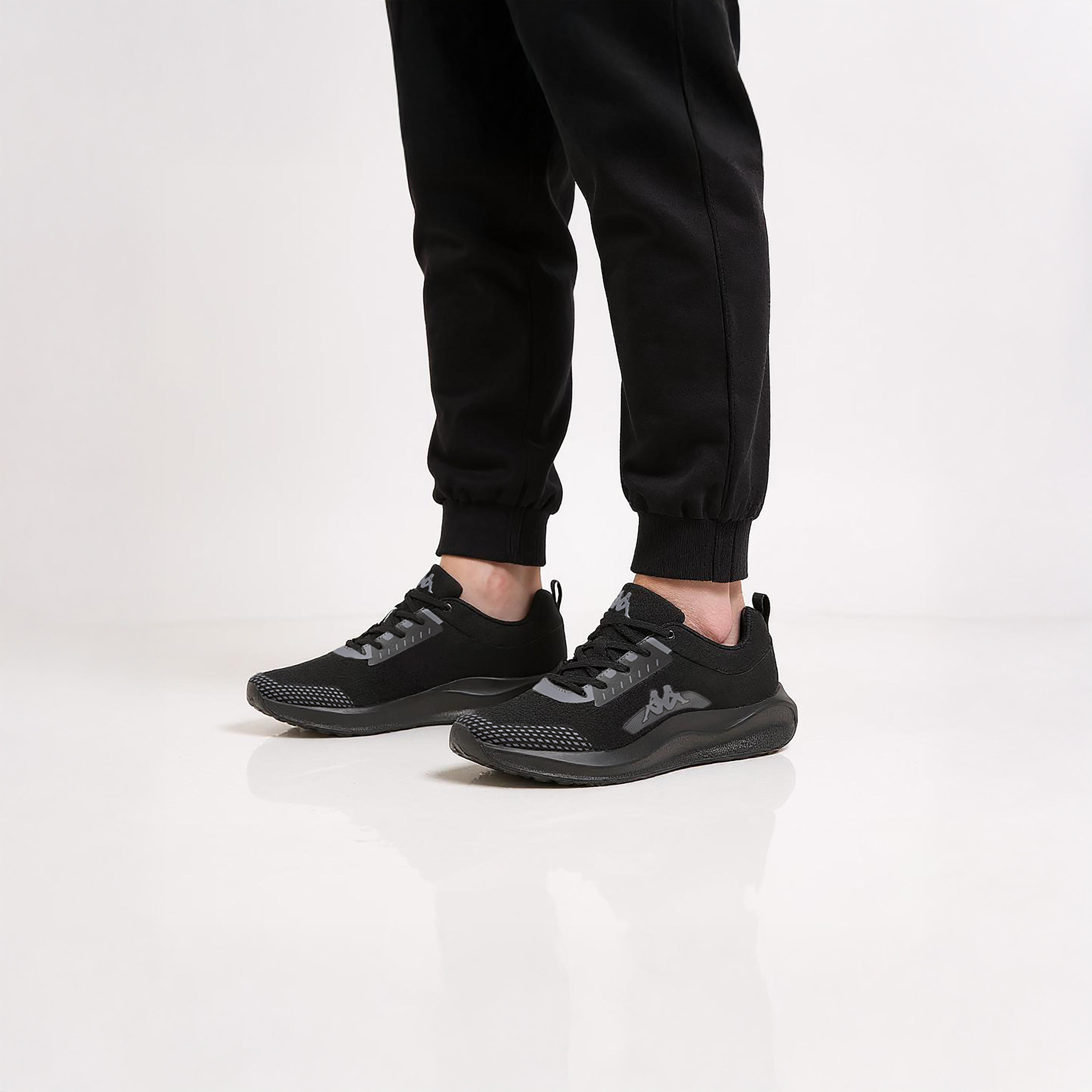 حذاء رياضي بشعار ورباط إغلاق للرجال من كابا-sports-men-shoes-image-3