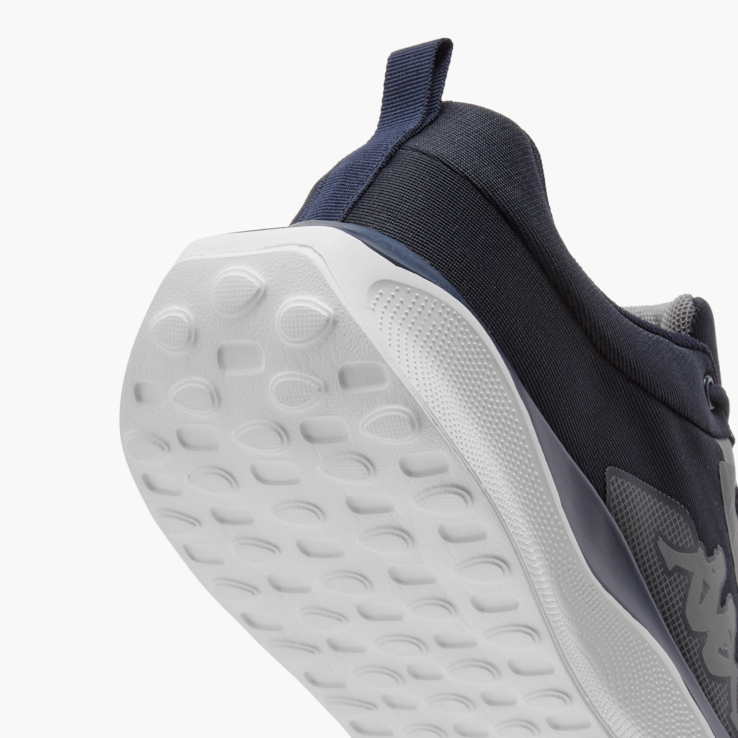حذاء رياضي بشعار ورباط إغلاق للرجال من كابا-sports-men-shoes-image-6