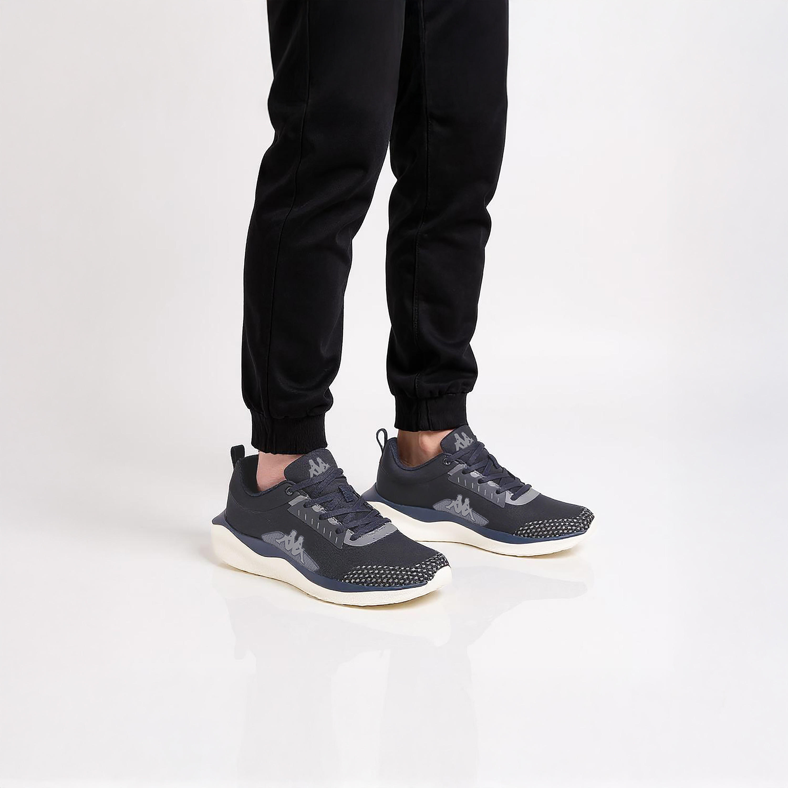 حذاء رياضي بشعار ورباط إغلاق للرجال من كابا-sports-men-shoes-image-2