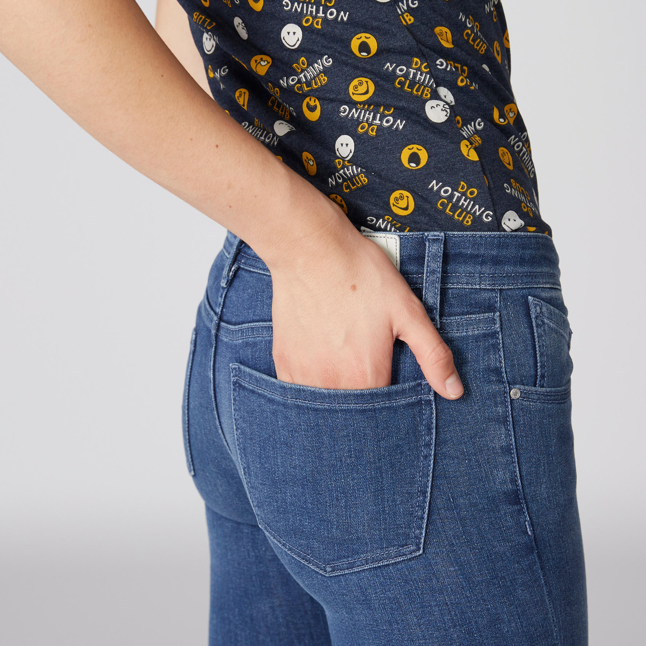 بنطال جينز قصير بزر إغلاق وجيوب من لي كوبر-women-clothing-bottoms-jeans-image-4