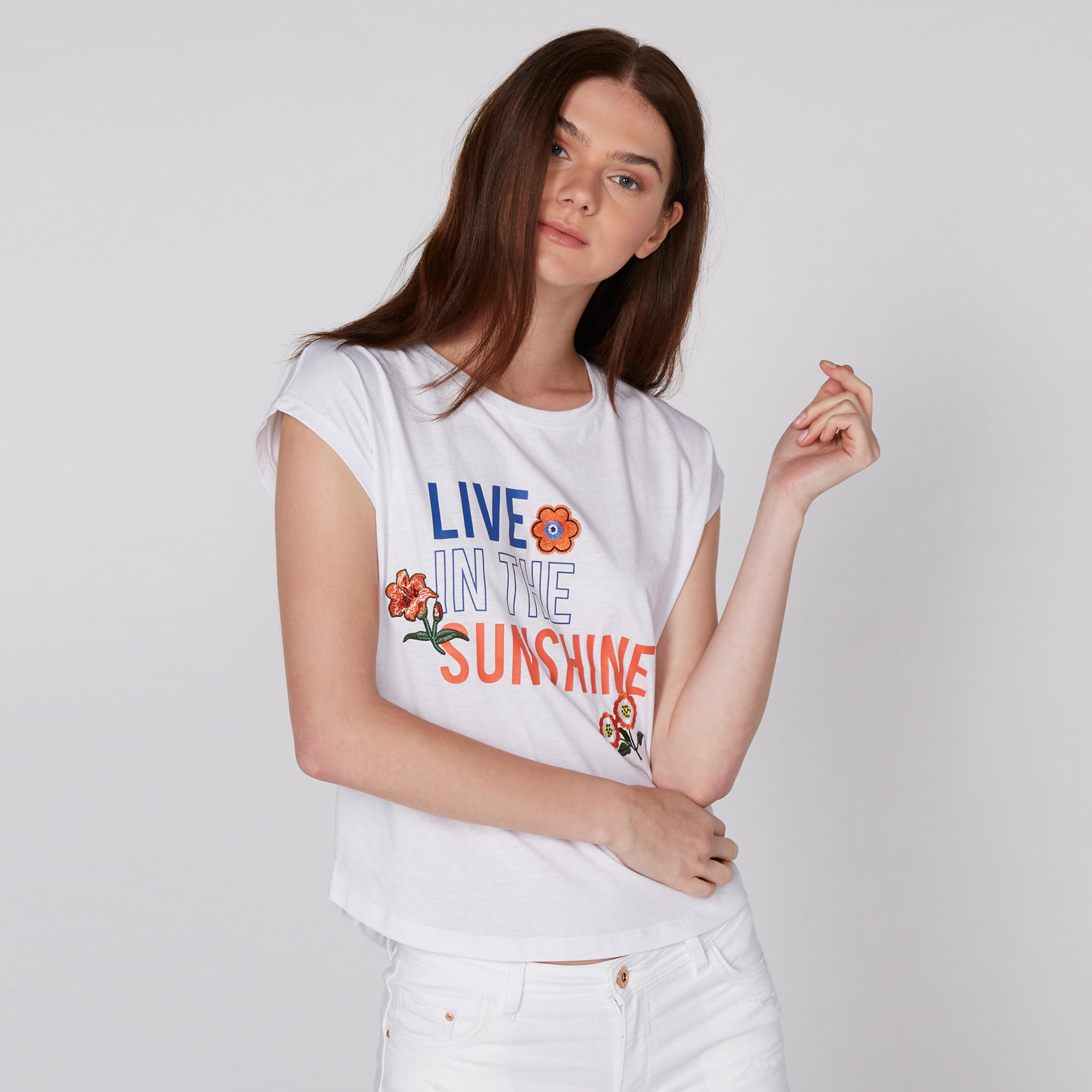 تيشيرت مطرز بأكمام كاب وياقة مستديرة من لي كوبر-women-clothing-tshirts-image-1