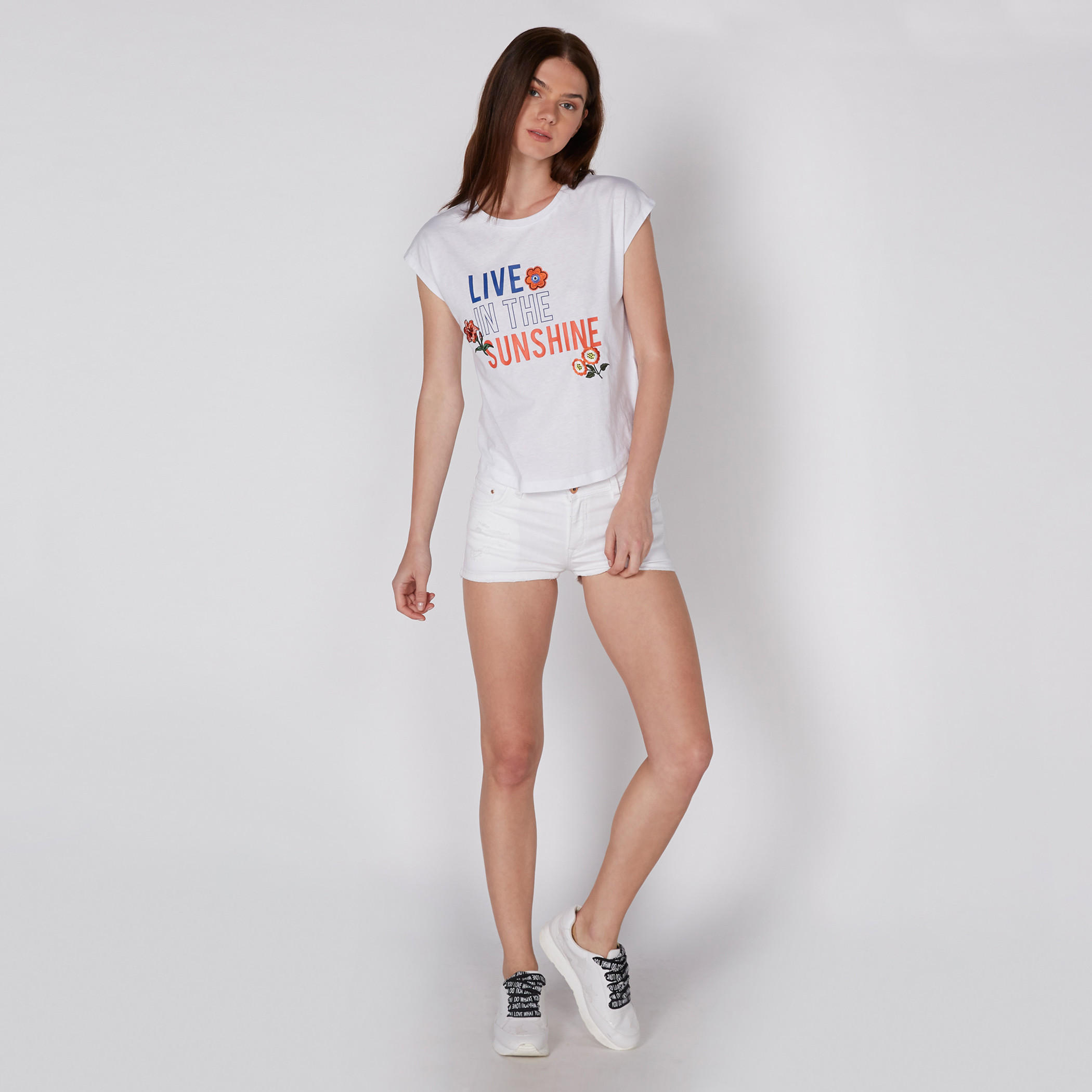 تيشيرت مطرز بأكمام كاب وياقة مستديرة من لي كوبر-women-clothing-tshirts-image-2