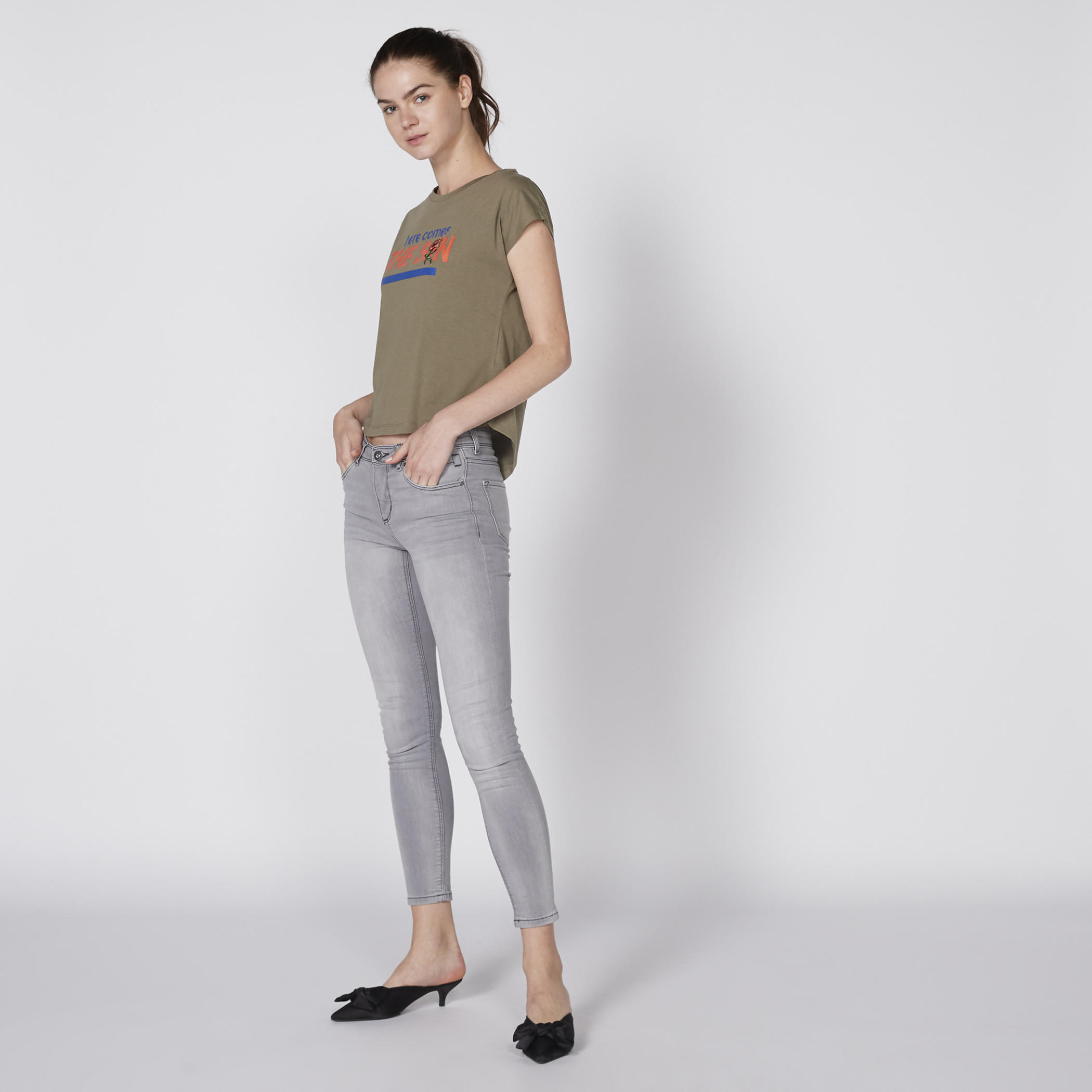 بلوزة قصيرة بياقة مستديرة وأكمام متصلة وطبعات من لي كوبر-women-clothing-tshirts-image-1