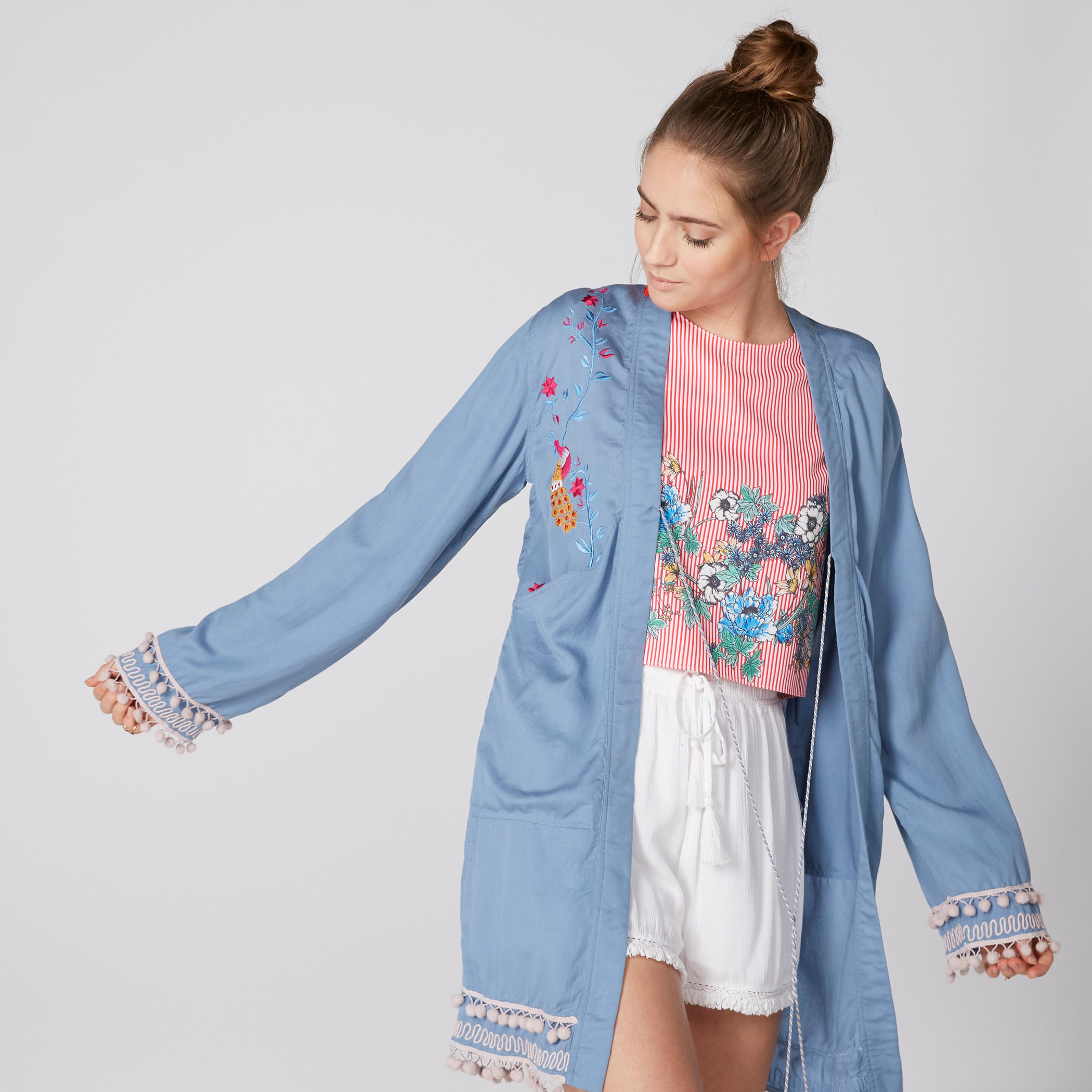 سترة مطرّزة بأكمام طويلة مزيّنة بكرات بوم بوم من لي كوبر-women-winterwear-cardigansandjumpers-cardigans-image-1