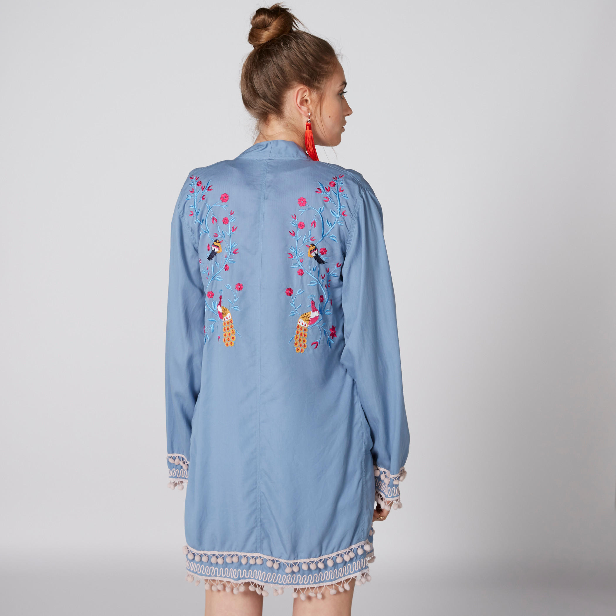 سترة مطرّزة بأكمام طويلة مزيّنة بكرات بوم بوم من لي كوبر-women-winterwear-cardigansandjumpers-cardigans-image-2