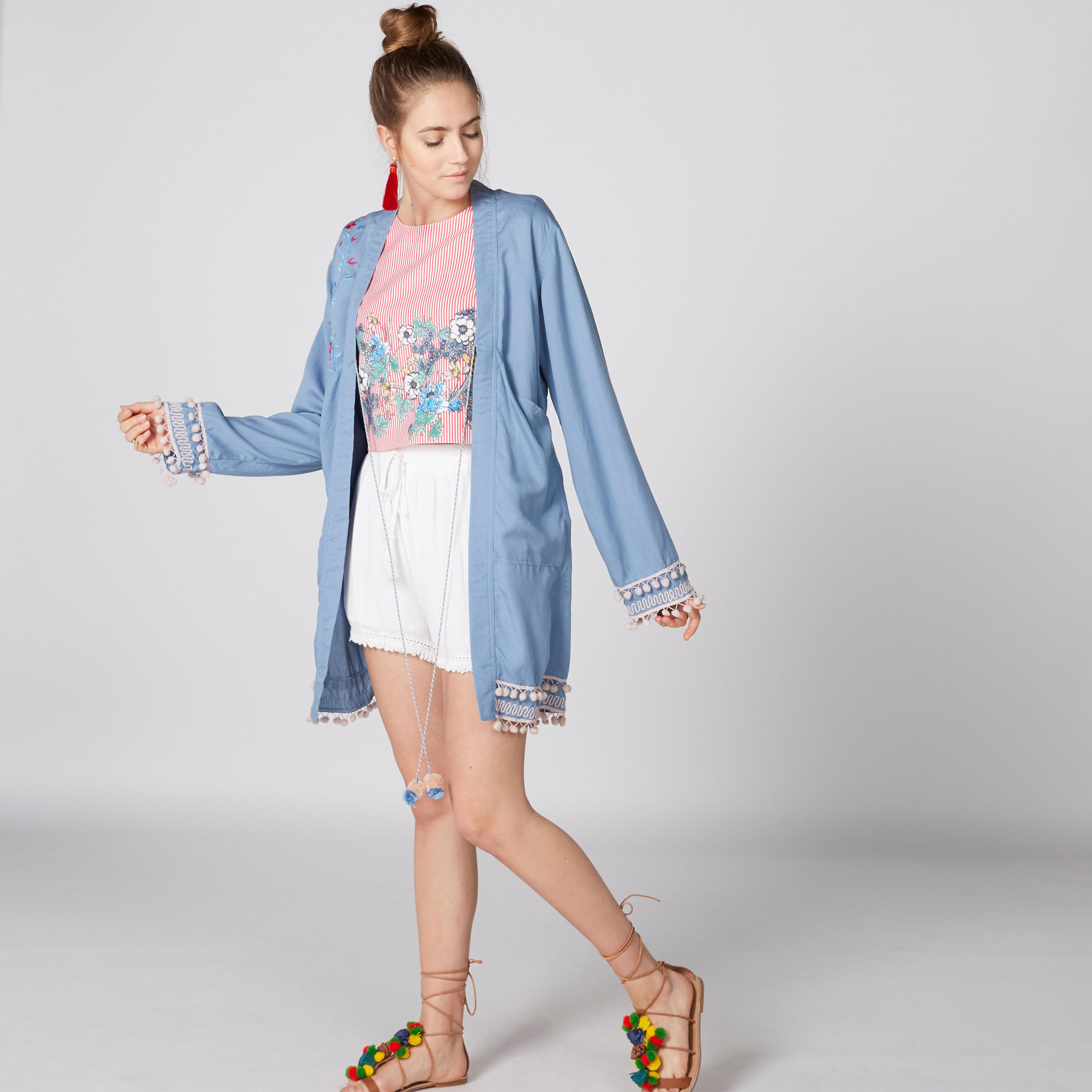 سترة مطرّزة بأكمام طويلة مزيّنة بكرات بوم بوم من لي كوبر-women-winterwear-cardigansandjumpers-cardigans-image-3