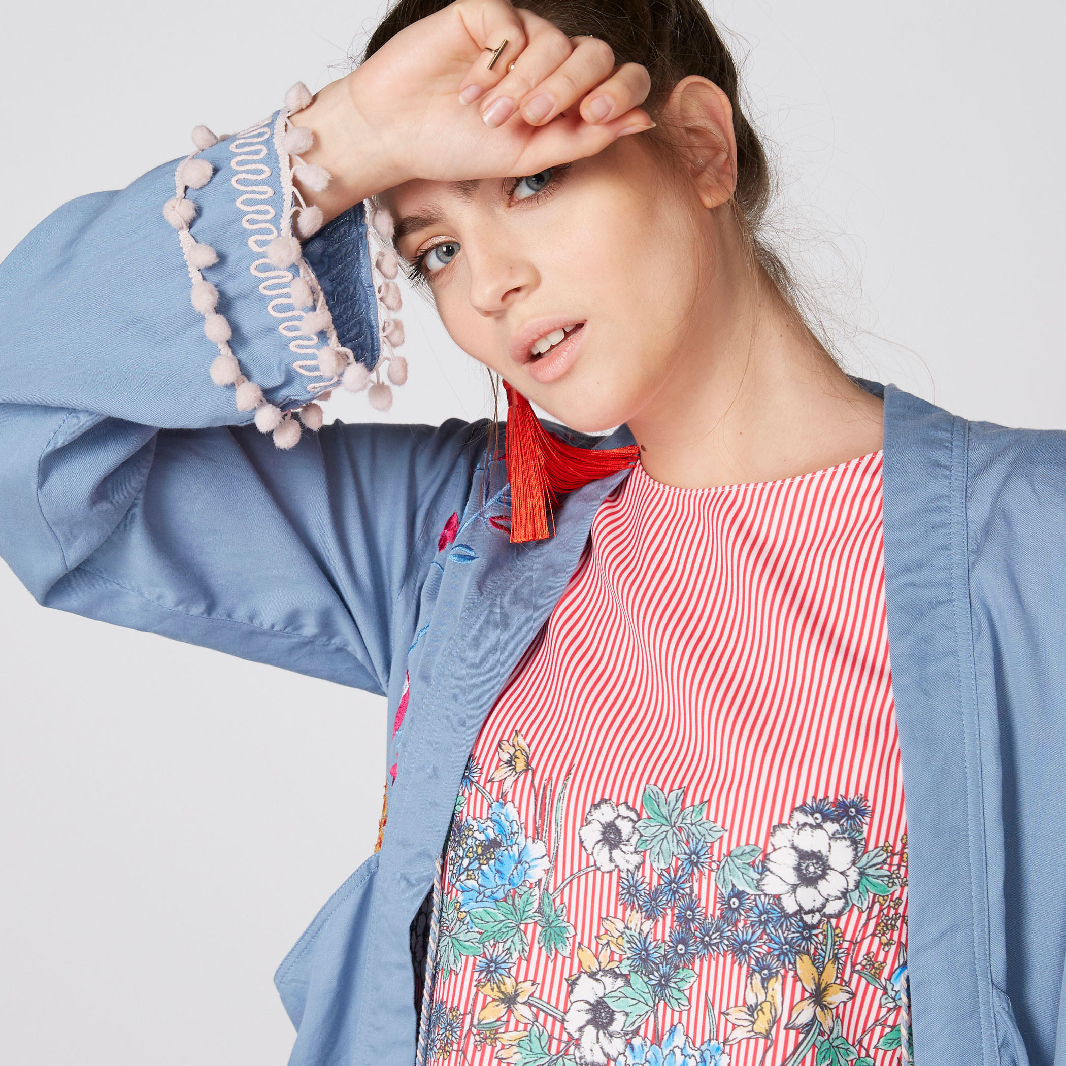 سترة مطرّزة بأكمام طويلة مزيّنة بكرات بوم بوم من لي كوبر-women-winterwear-cardigansandjumpers-cardigans-image-4