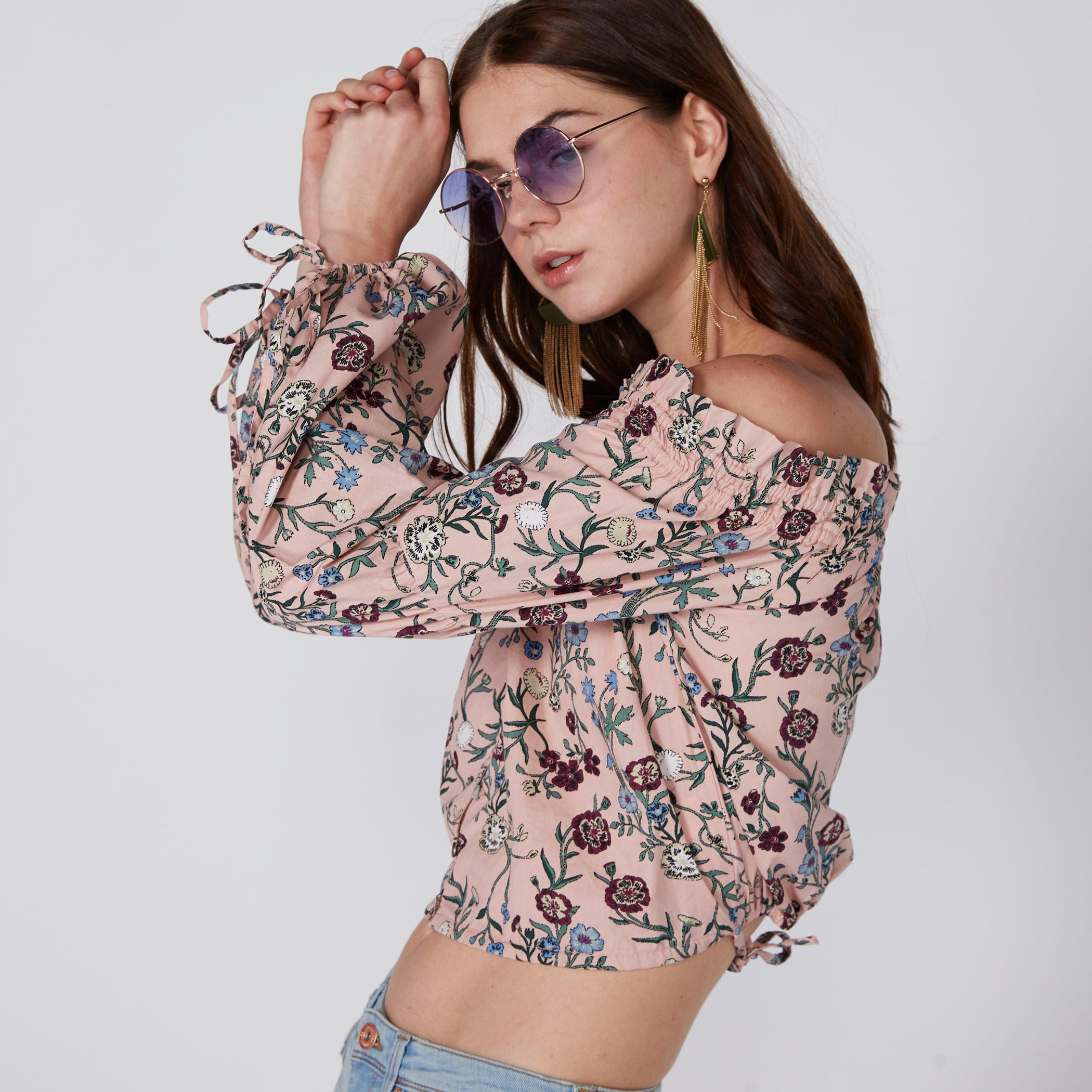 بلوزة قصيرة مكشوفة الأكتاف بأكمام طويلة وطبعات من لي كوبر-women-clothing-shirtsandblouses-blouses-image-1