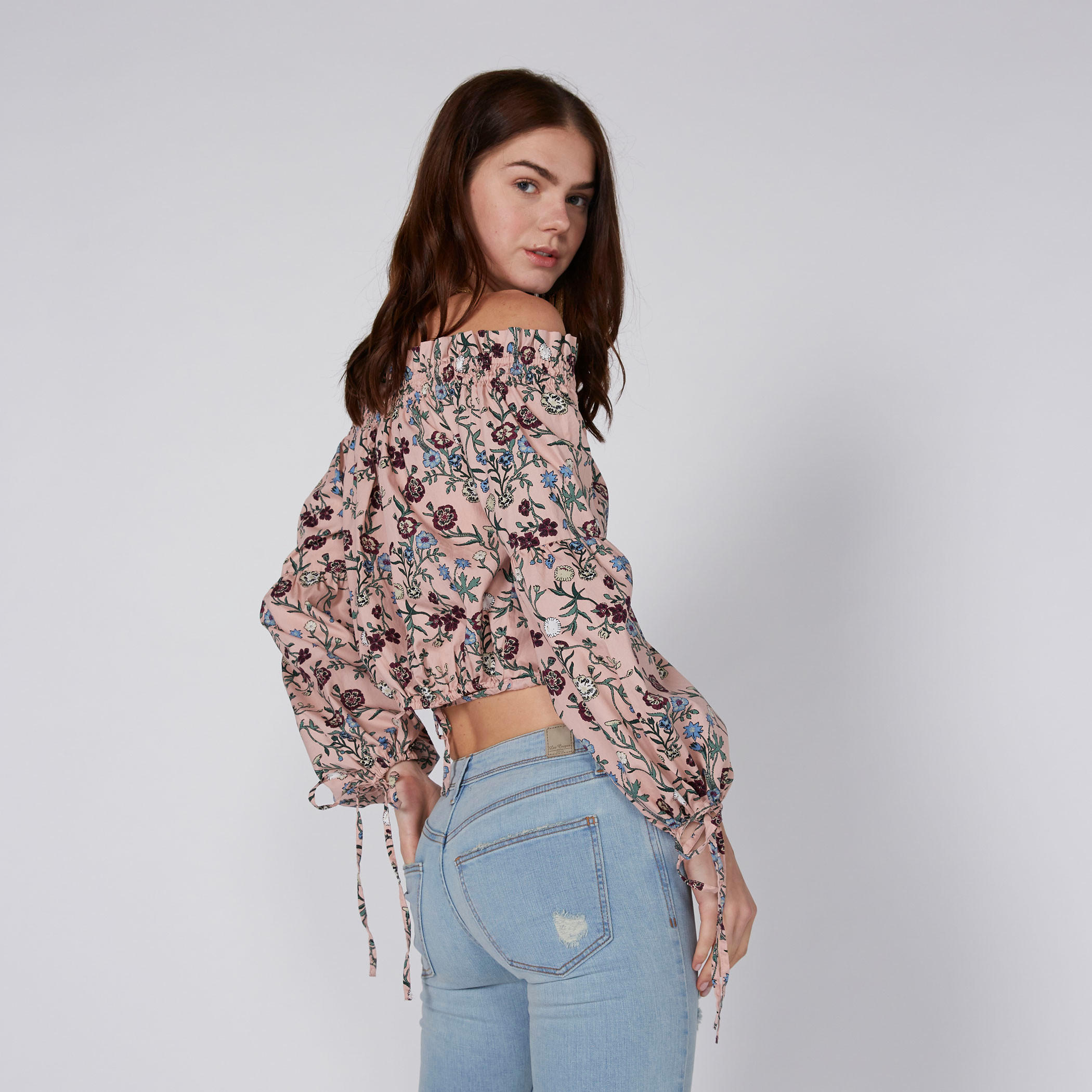 بلوزة قصيرة مكشوفة الأكتاف بأكمام طويلة وطبعات من لي كوبر-women-clothing-shirtsandblouses-blouses-image-3