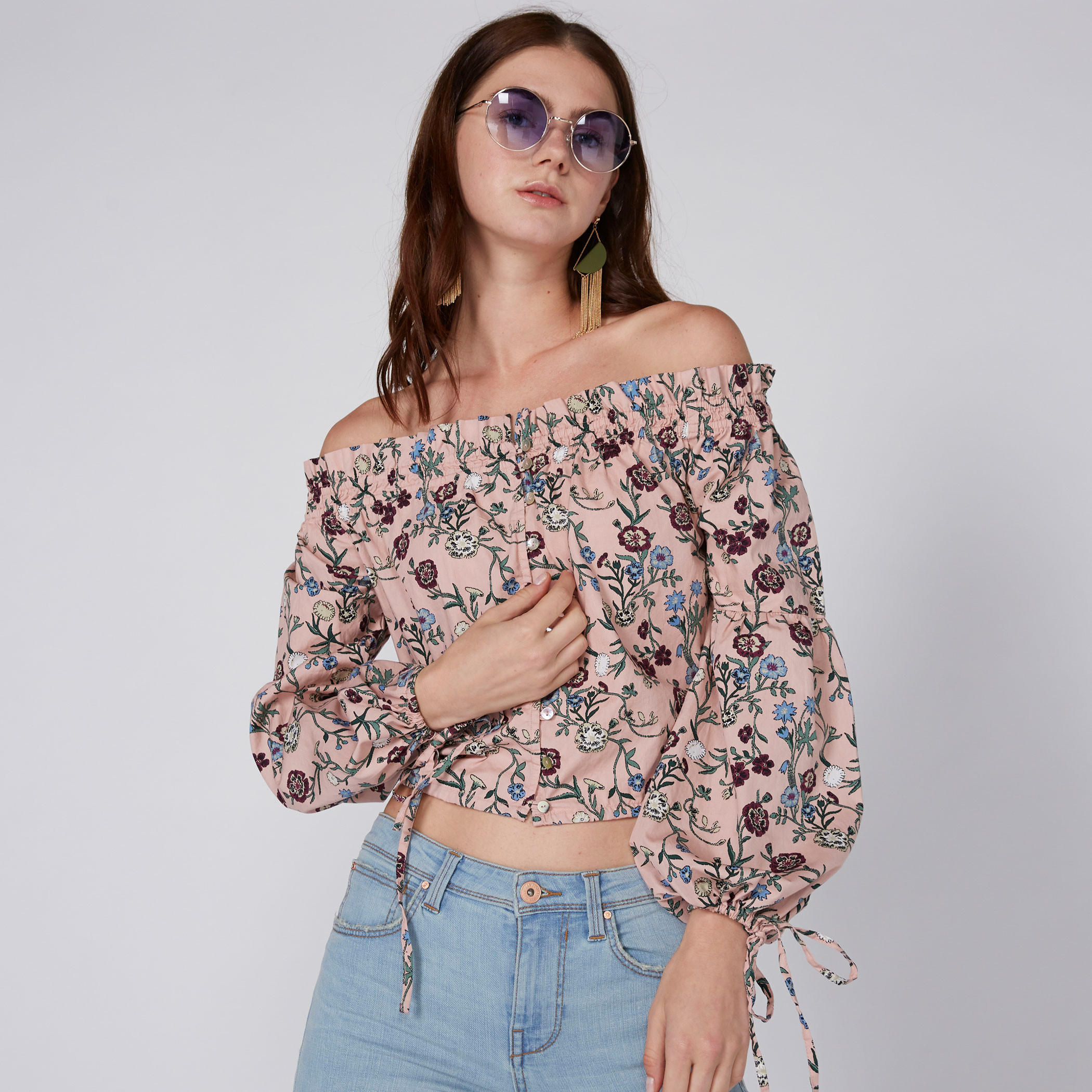 بلوزة قصيرة مكشوفة الأكتاف بأكمام طويلة وطبعات من لي كوبر-women-clothing-shirtsandblouses-blouses-image-4