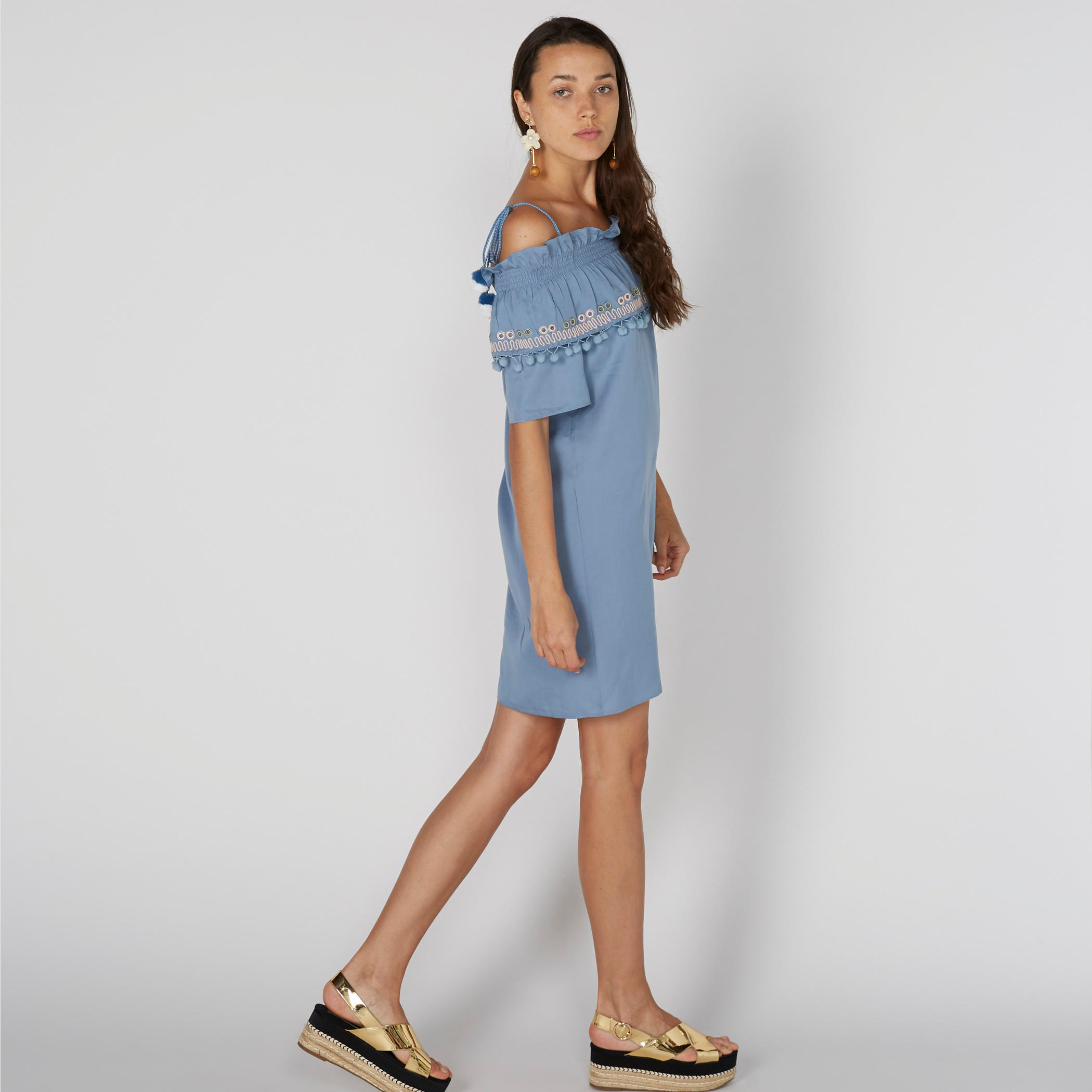 فستان متوسط الطول بحمّالات رفيعة وأكتاف مكشوفة وكرات بوم بوم من لي كوبر-women-clothing-dresses-image-2