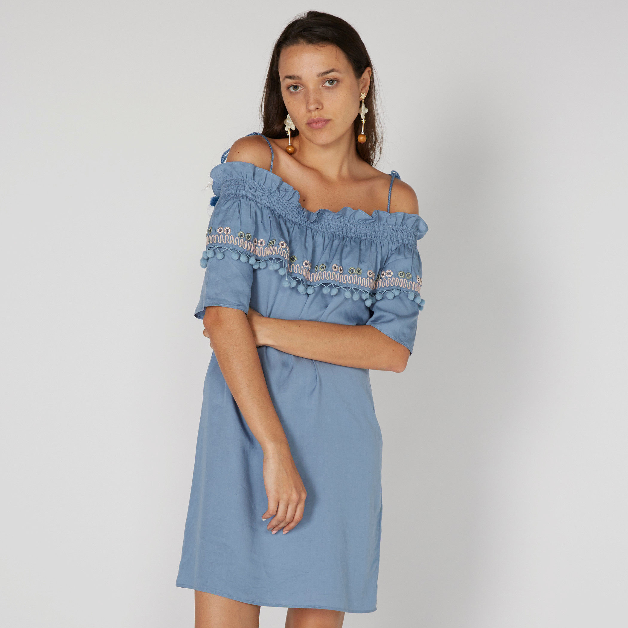 فستان متوسط الطول بحمّالات رفيعة وأكتاف مكشوفة وكرات بوم بوم من لي كوبر-women-clothing-dresses-image-3