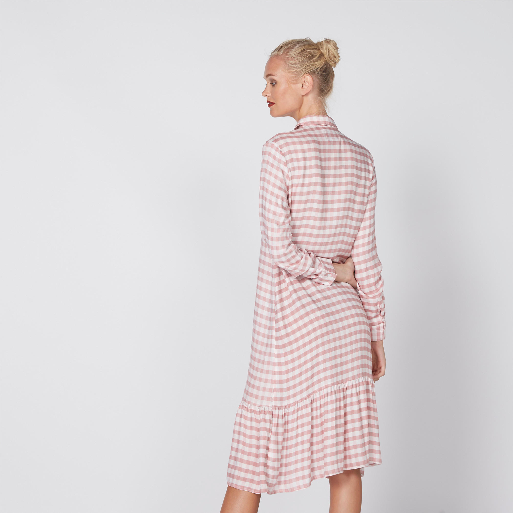 فستان كاروهات متوسط الطول بأكمام طويلة وجيب من لي كوبر-women-clothing-dresses-image-5