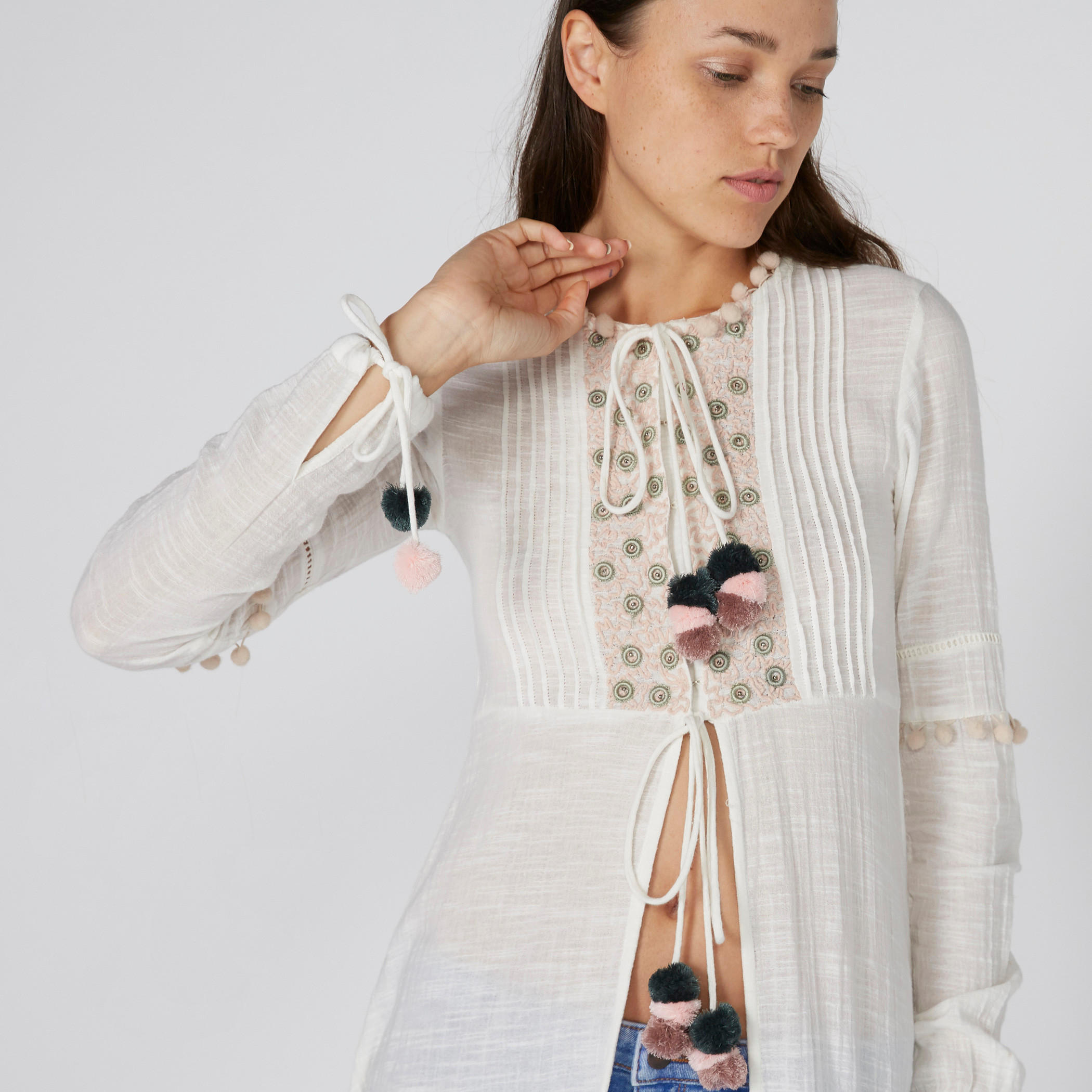 تونيك مفتوح من الأمام برباط وكرات بوم بوم من لي كوبر-women-clothing-dresses-image-1